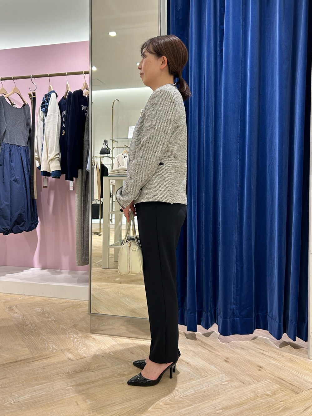「セレモニー、セレモニーコーデ、セレモニースタイル、ハレの日、オケージョン、オケージョンスタイル、卒業式、卒業式コーデ、卒業式ママコーデ、入学式、入学式コーデ、入学式・卒業式、入学式ママコーデ、パンツスタイル、パンツスタイル 春」｜「NOLLEY’S Sophiの《セットアップ対応》MIXツイードノーカラージャケット（ノーカラージャケット、グレー系）」を使った、sachirinさん（レディース・153cm）の春コーディネートの3枚目の写真
