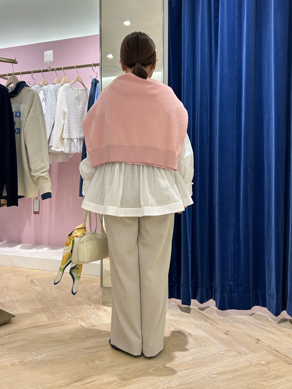 「きれいめカジュアル、カーディガン、ブラウス、ブラウスコーデ、ピンク、ワントーン、ベージュワントーンコーデ、着回しコーデ、オフィスカジュアル、春の新作、ぺプラムトップス、パンツコーデ、真冬のあったかスタイル」｜「NOLLEY’S Sophiのシアーコンビペプラムブラウス（シャツ/ブラウス、ホワイト系）」を使った、sachirinさん（レディース・153cm）の冬コーディネートの3枚目の写真