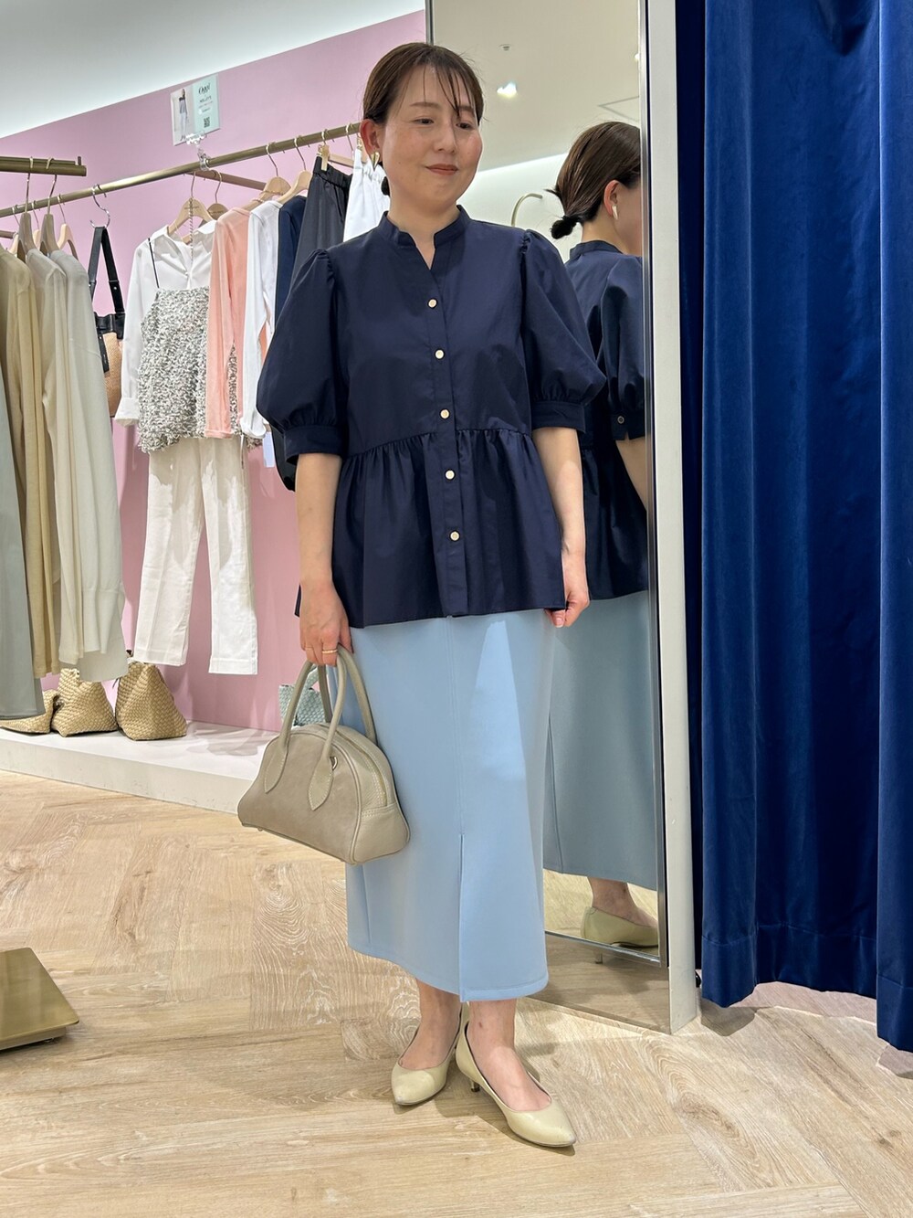 「オンオフ、オンオフ兼用、オンオフスタイル、オンオフコーデ、映えトップス、大人可愛い、ペプラム、ぺプラムトップス、ブラウス、ブラウスコーデ、ブラウス×スカート、ワントーン、ワントーンコーデ、通勤コーデ、通勤」｜「NOLLEY’S Sophiのウォッシャブルダンボール前後2WAYタイトスカート（スカート、ブルー系）」を使った、sachirinさん（レディース・153cm）の春コーディネートの8枚目の写真