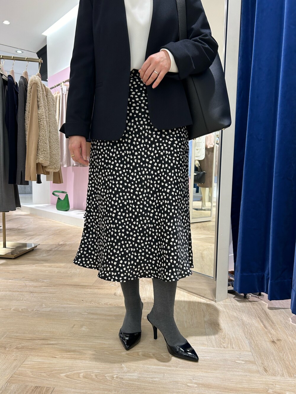 「ジャケット、ジャケットコーデ、ノーカラージャケット、お出かけコーデ、スカート、スカートコーデ、ドット、ドット柄、ドット柄スカート、イベントコーデ、通勤コーデ、きれいめコーディネート」｜「NOLLEY’S Sophiのウォッシャブル変形ドットプリントミディフレアスカート（スカート、ブラック系）」を使った、sachirinさん（レディース・153cm）の秋コーディネートの4枚目の写真