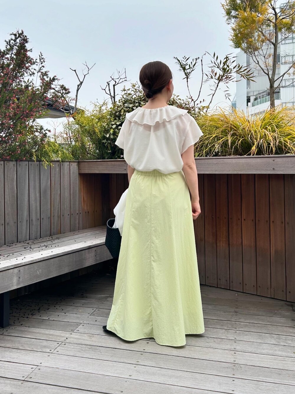 「シアー、シアートップス、ラッフル、ラッフルフリル、ラッフルブラウス、ワントーン、ワントーンコーデ、スカート、スカートスタイル、スカートコーデ、大人可愛い、大人可愛いナチュラル、大人可愛いコーデ、きれいめカジュアル、キレイめカジュアル」｜「NOLLEY’Sの2wayラッフル衿ブラウス（シャツ/ブラウス、ホワイト系）」を使った、sachirinさん（レディース・153cm）の春コーディネートの4枚目の写真