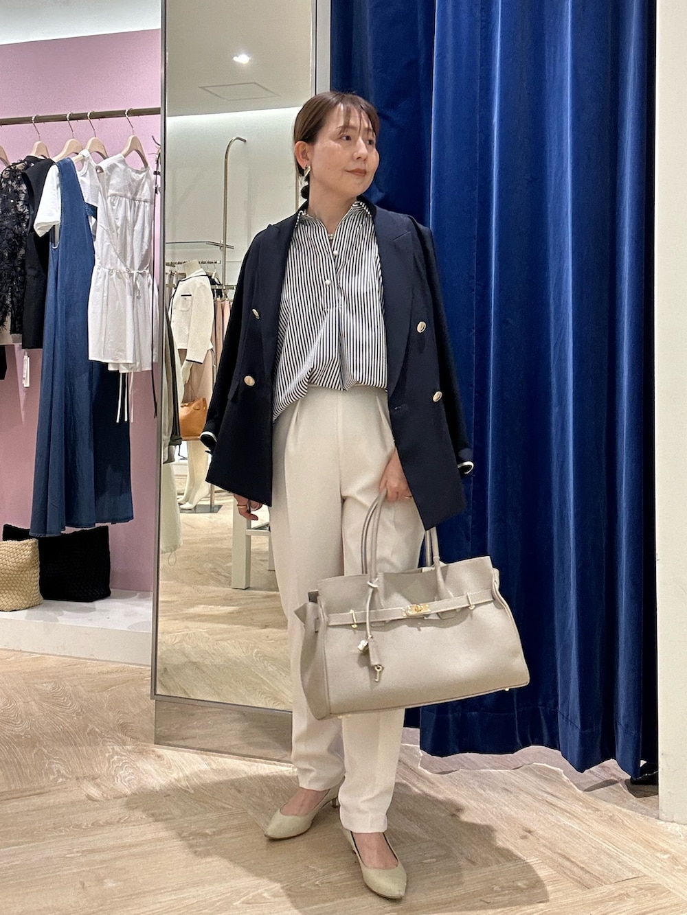 「ジャケット、パンツ、パンツスタイル、パンツコーデ、オンオフ、オンオフ兼用、オンオフスタイル、オンオフコーデ、通勤、通勤コーデ、通勤スタイル、ネイビー、ネイビー×ホワイト、セレモニーコーデ、セレモニー」｜「NOLLEY’S Sophiのアムンゼンキーネックブラウス（シャツ/ブラウス、ブルー系）」を使った、sachirinさん（レディース・153cm）の春コーディネートの3枚目の写真