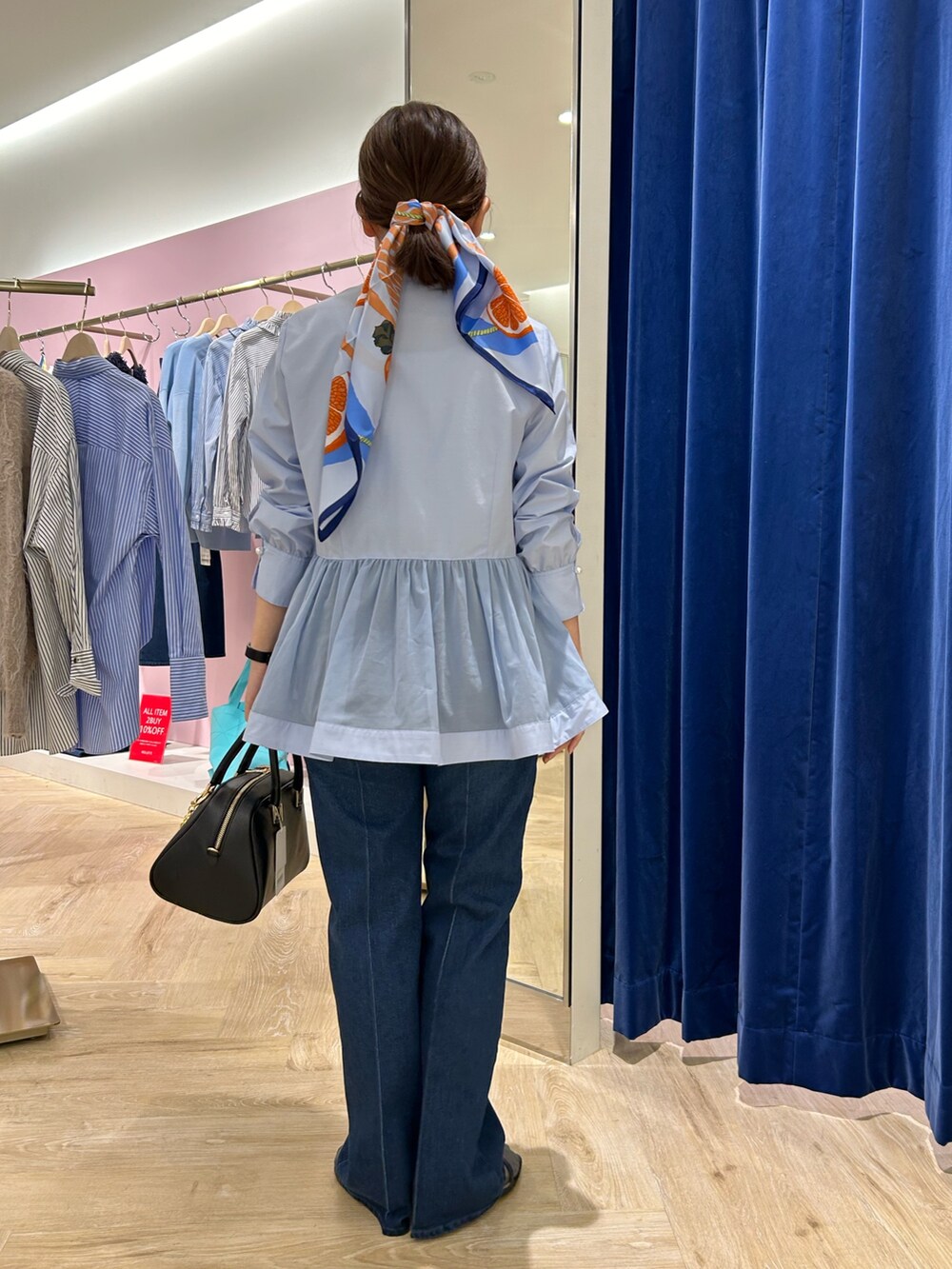 「デニム、デニムパンツ、デニムコーデ、ブラウス、ブラウス×デニム、ブラウスコーデ、ブルー、ブルーコーデ、ワントーン、ワントーンコーデ、ペプラム、ぺプラムトップス、パールボタン、きれいめカジュアル、大人カジュアル」｜「NOLLEY’S Sophiのシアーコンビペプラムブラウス（シャツ/ブラウス、ブルー系）」を使った、sachirinさん（レディース・153cm）の冬コーディネートの4枚目の写真