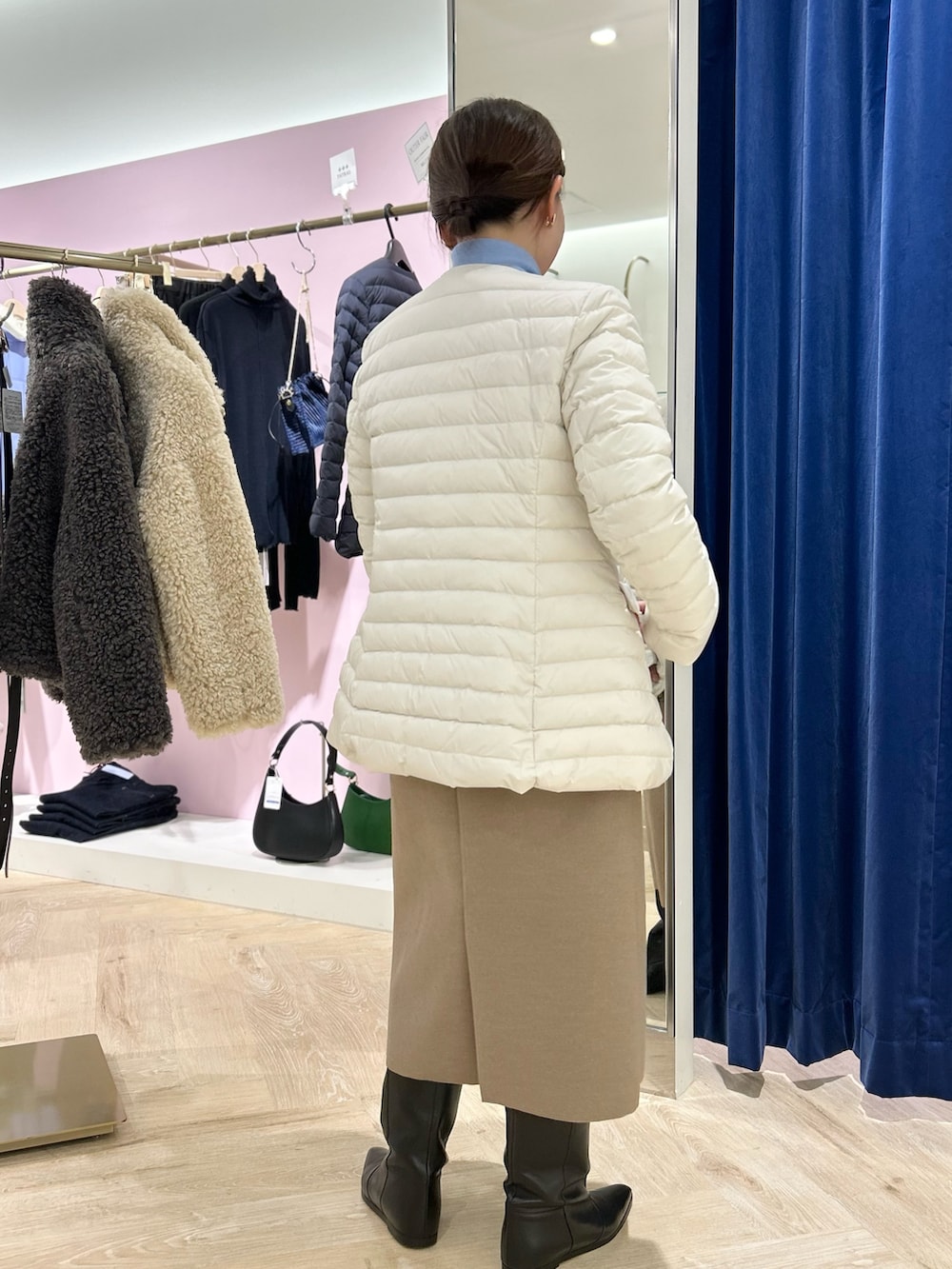 「タトラス、ダウン、ダウンコート、ホワイトアウター、ジャンスカ、ワンピース、ワンピースコーデ、カラーニット、タートルネック、きれいめカジュアル、大人カジュアル、お出かけコーデ、帰省コーデ、冬コーデ、アウター」｜「NOLLEY’S Sophiの◇【WEB限定カラーあり】《手洗い可能》ダブルジャージジャンスカ（ワンピース、グリーン系）」を使った、sachirinさん（レディース・153cm）の秋コーディネートの3枚目の写真