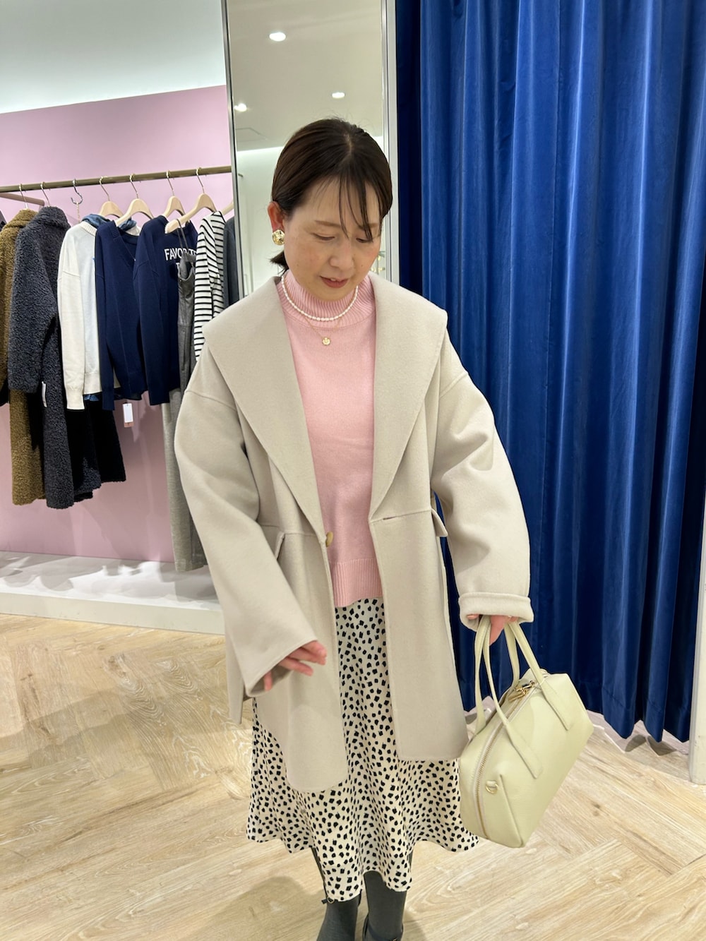 「冬のコーデ、低身長女子、ワントーンコーデ、きれいめカジュアル、カラーニット、ニット、ニットコーデ、アウター、リバーコート、ハーフコート、お出かけコーデ、新年会、ピンク、ピンクニット」｜「NOLLEY’S Sophiの◇【WEB限定カラーあり】SUPER140リバーショールコート 24AW（ダッフルコート、ベージュ系）」を使った、sachirinさん（レディース・153cm）の冬コーディネートの2枚目の写真