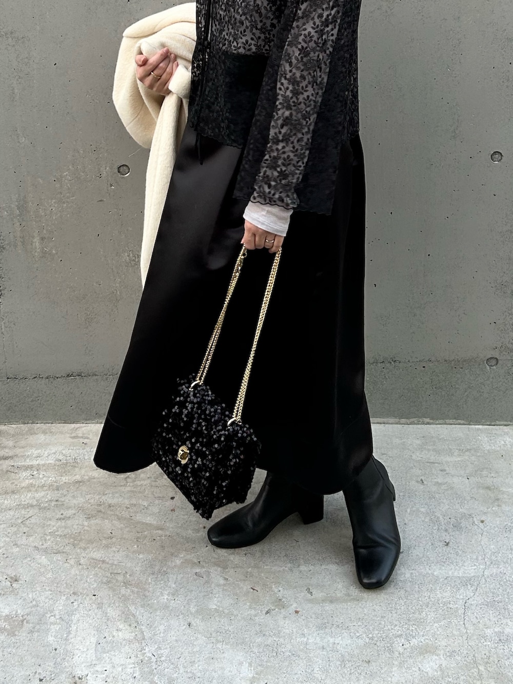 ブラック系のシャツ/ブラウス、ブラック系のショルダーバッグ、ベージュ系のTシャツ/カットソーを着用したレディースの冬コーディネートの3枚目の写真