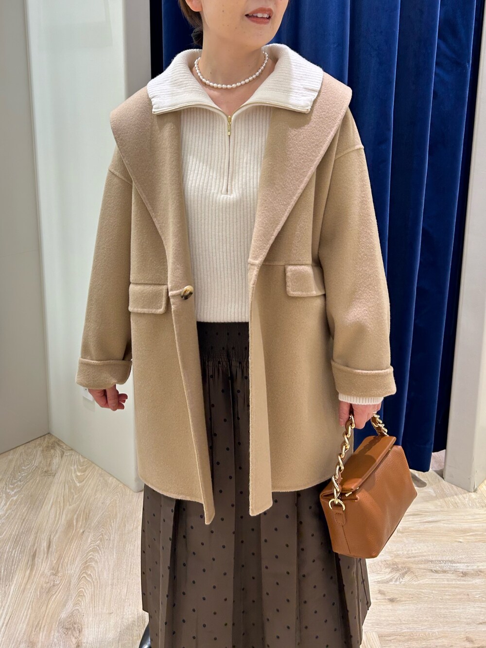 「ニット、レイヤードスタイル、ハーフジップ、ワントーンコーデ、リバーコート、コート、アウター、ベージュ、キャメル、ドット、ドットスカート、アウターコーデ、スカートコーデ、きれいめカジュアル、大人カジュアル」|「NOLLEY’S Sophiの◇【WEB限定カラーあり】SUPER140リバーショールコート 24AW(ダッフルコート、イエロー系)」を使った、sachirinさん(レディース・153cm)の秋コーディネートの2枚目の写真