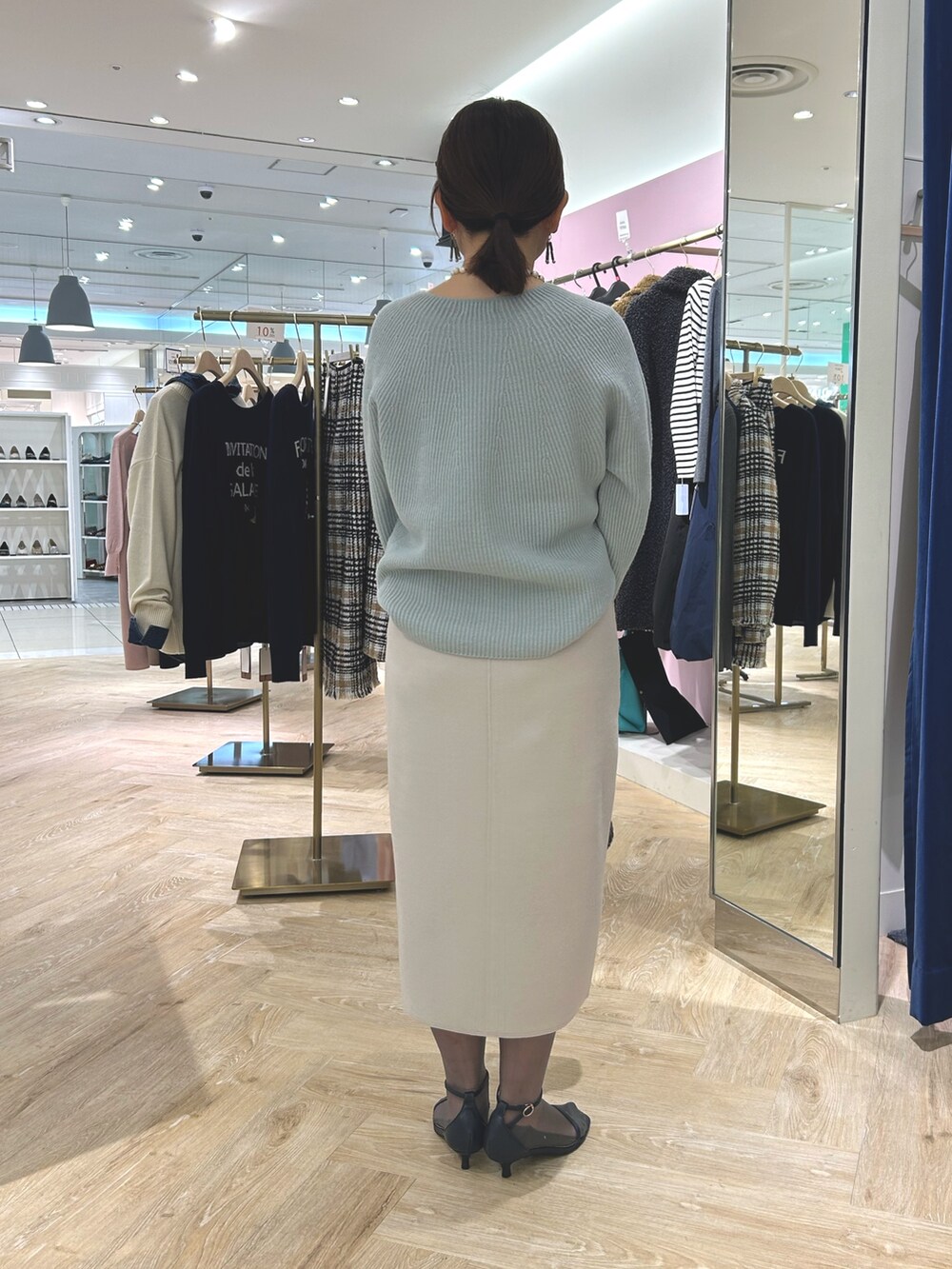 「冬のコーデ、キレイめカジュアル、お出かけコーデ、着回しコーデ、レディースファッション、低身長女子、ニット、カラーニット、カラーニットコーデ、オンオフコーデ、通勤コーデ、スカートコーデ、スカート」｜「NOLLEY’S Sophiのウォッシャブルダブルジャージハーフジップタイトスカート（スカート、ベージュ系）」を使った、sachirinさん（レディース・153cm）の冬コーディネートの3枚目の写真
