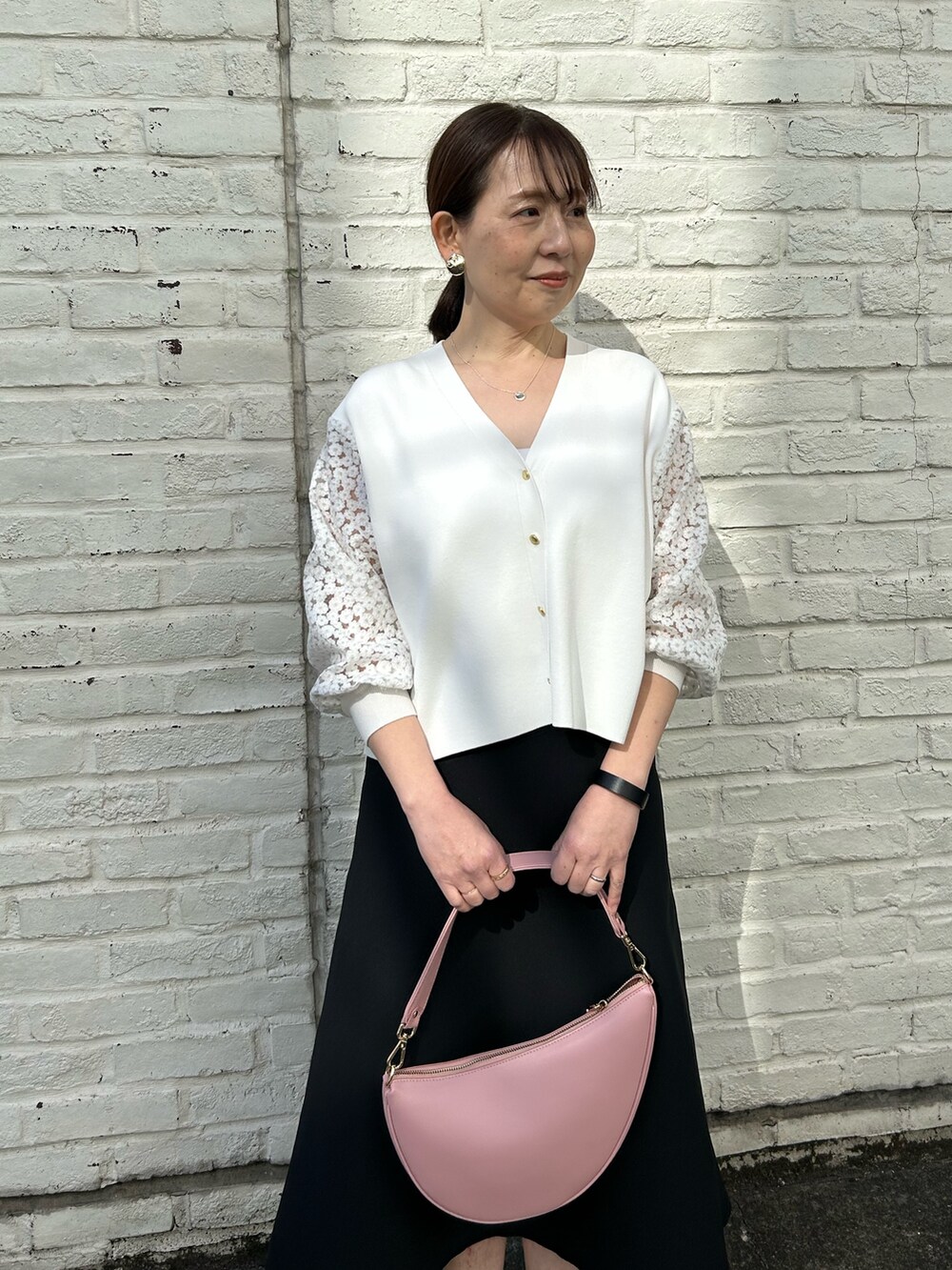 「カーディガン、カーディガンコーデ、ホワイト×ブラック、white×black、シアー、刺繍カーディガン、華やぎトップス、大人可愛い、大人可愛いナチュラル、ショート、ショート丈トップス、きれいめカジュアル」｜「NOLLEY’Sの《手洗い可能》袖フラワー刺繍生地Vネックカーディガン（カーディガン/ボレロ、ホワイト系）」を使った、sachirinさん（レディース・153cm）の春コーディネートの3枚目の写真