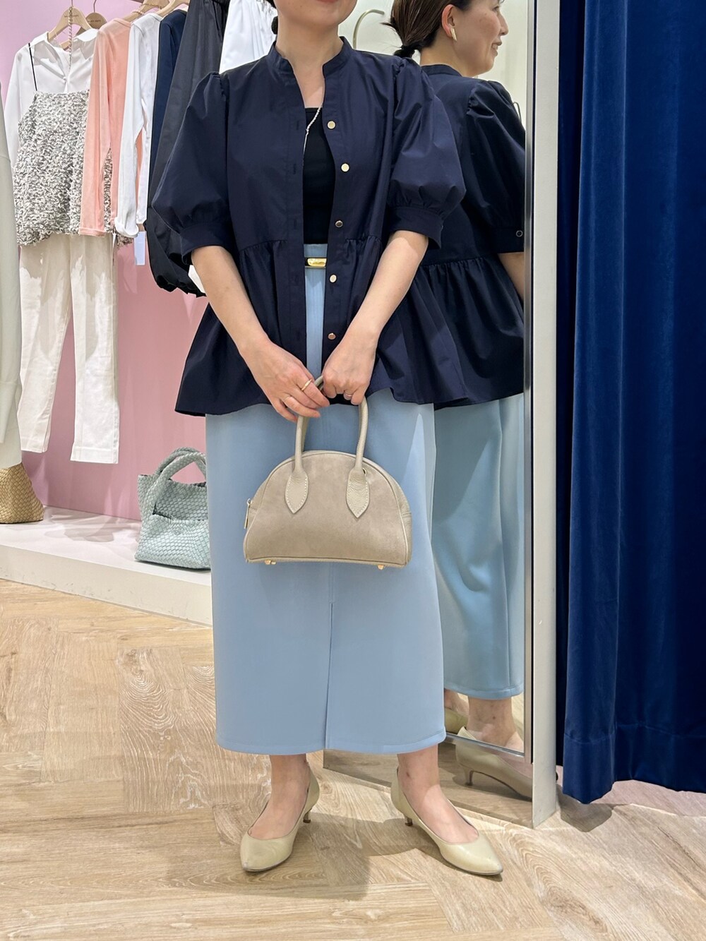 「オンオフ、オンオフ兼用、オンオフスタイル、オンオフコーデ、映えトップス、大人可愛い、ペプラム、ぺプラムトップス、ブラウス、ブラウスコーデ、ブラウス×スカート、ワントーン、ワントーンコーデ、通勤コーデ、通勤」｜「NOLLEY’S Sophiのウォッシャブルダンボール前後2WAYタイトスカート（スカート、ブルー系）」を使った、sachirinさん（レディース・153cm）の春コーディネートの2枚目の写真
