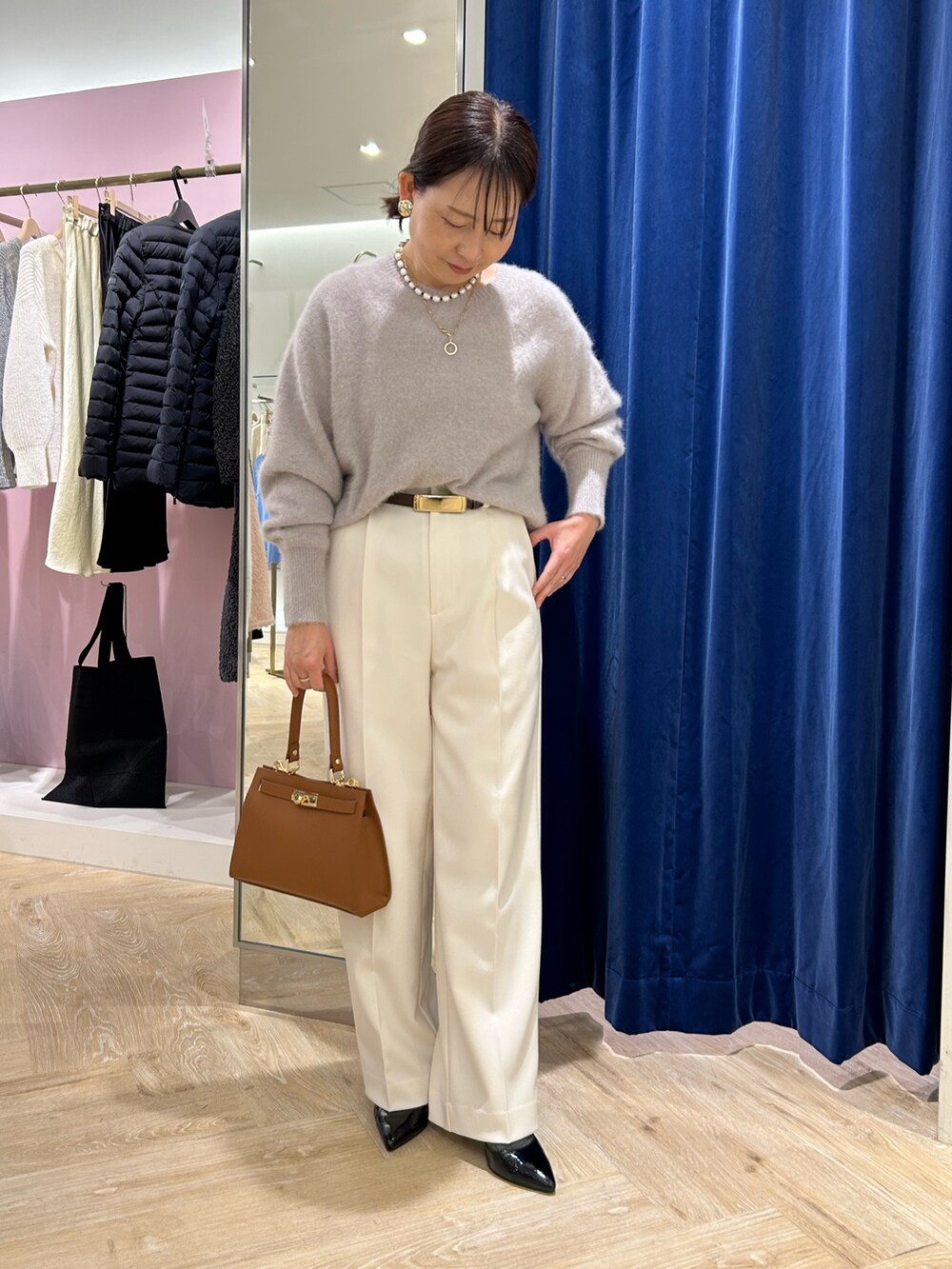 「淡色コーデ、オトナカジュアル、秋冬コーデ、今日のコーデ、レディースファッション、きれいめカジュアル、ニット、ニットコーデ、パンツ、パンツコーデ、40代ファッション」|「NOLLEY’S Sophiのウォッシャブルウール調サージワイドパンツ(その他パンツ、ホワイト系)」を使った、sachirinさん(レディース・153cm)の冬コーディネートの3枚目の写真