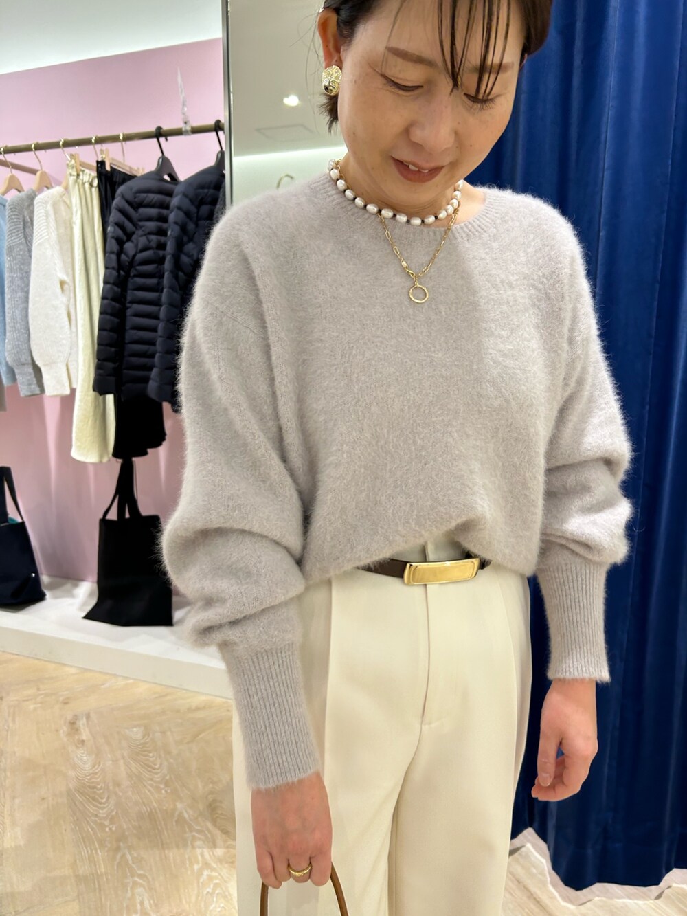 「淡色コーデ、オトナカジュアル、秋冬コーデ、今日のコーデ、レディースファッション、きれいめカジュアル、ニット、ニットコーデ、パンツ、パンツコーデ、40代ファッション」|「NOLLEY’S Sophiのウォッシャブルウール調サージワイドパンツ(その他パンツ、ホワイト系)」を使った、sachirinさん(レディース・153cm)の冬コーディネートの6枚目の写真