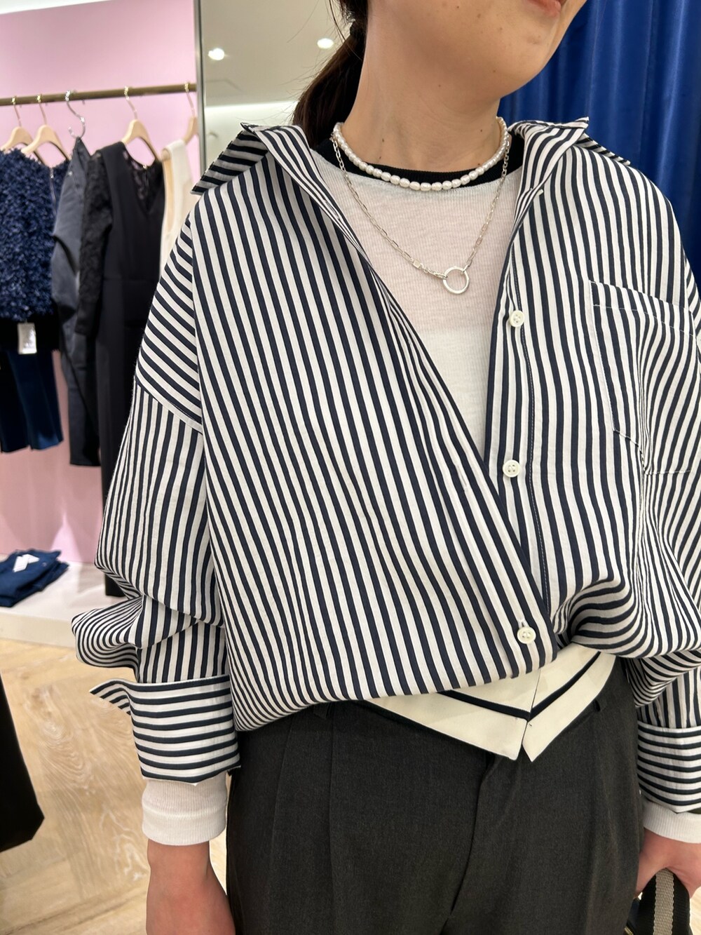 「シャツ、シャツスタイル、シャツコーデ、大人カジュアル、ストライプ、ストライプシャツ、パンツスタイル、配色、レイヤード、レイヤードスタイル、春、春コーデ、ワントーン、ワントーンコーデ」｜「NOLLEY’S Sophiのシアー配色トリミングロンT（Tシャツ/カットソー、ホワイト系）」を使った、sachirinさん（レディース・153cm）の冬コーディネートの2枚目の写真