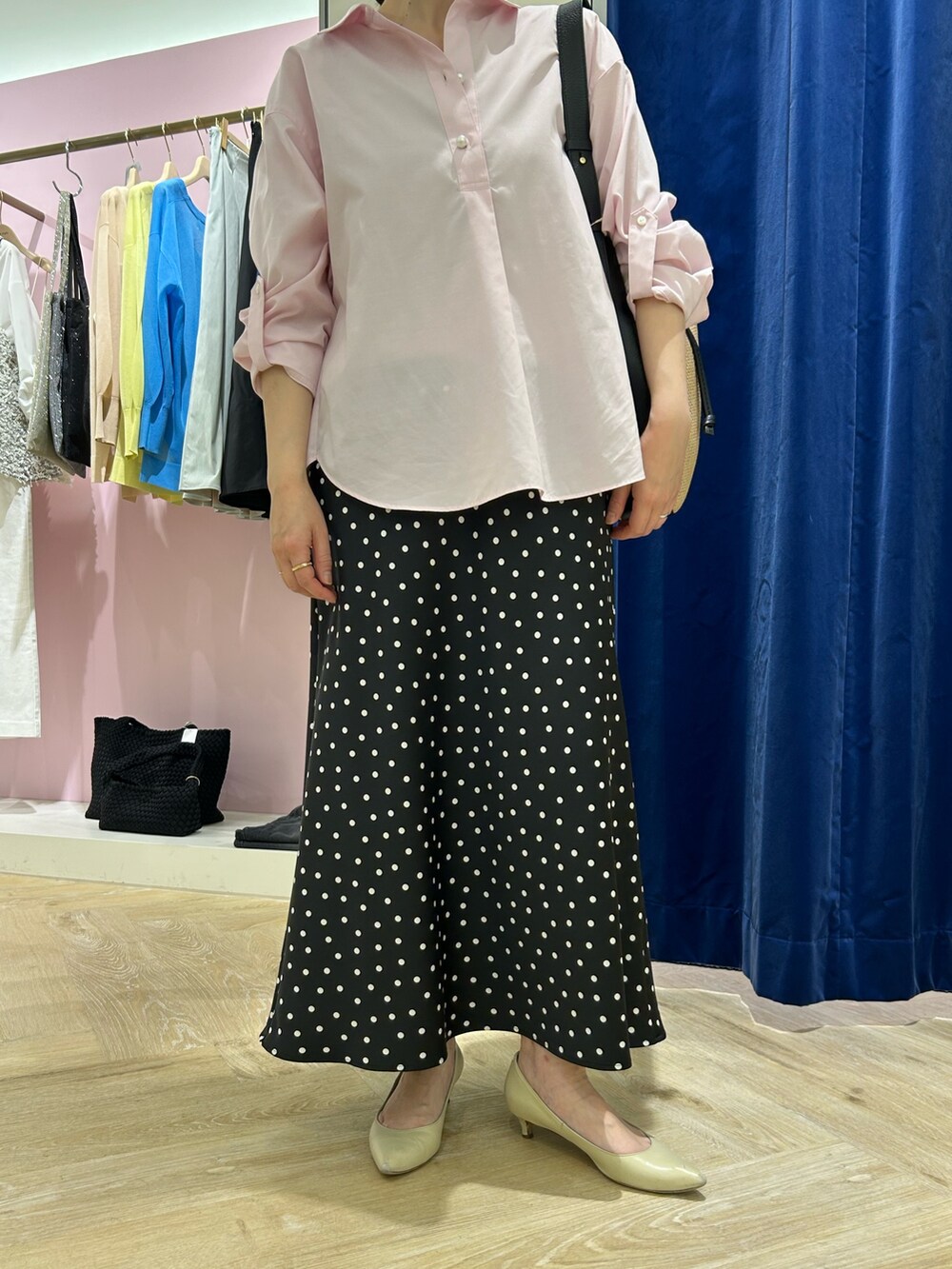 「大人カジュアル、シンプルスタイル、大人かわいい、夏、シャツコーデ、低身長女子、ラクチンコーデ、今日のコーデ、ドット、ドット柄、ドットスカート、ピンク、ピンク×ブラック、きちんとカジュアル、きれいめカジュアル」｜「NOLLEY’S Sophiのウォッシャブルドットサテンナロースカート（スカート、ブラック系）」を使った、sachirinさん（レディース・153cm）の春コーディネートの5枚目の写真