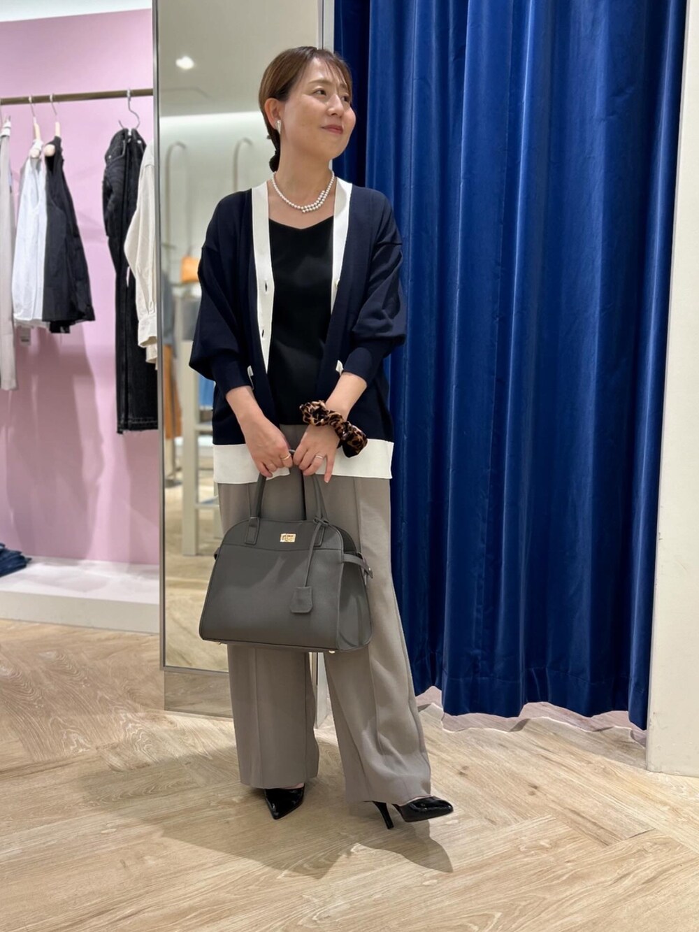 ブラック系のタンクトップ、グリーン系のその他パンツ、ブルー系のカーディガン/ボレロを着用したレディースの秋コーディネートの2枚目の写真