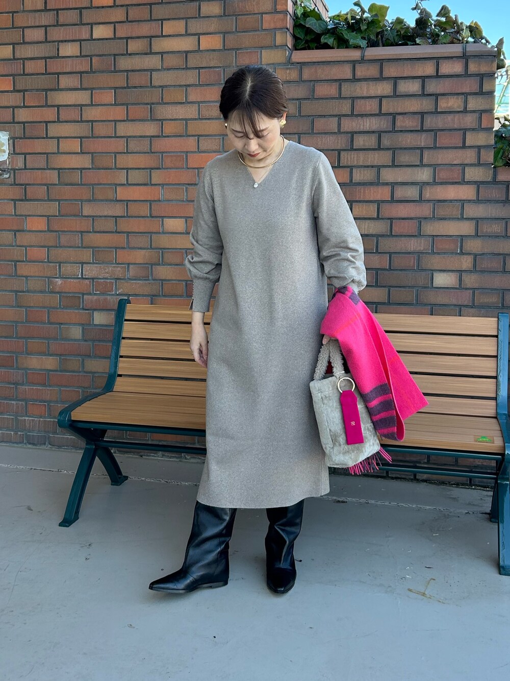 「冬コーデ、クリスマスに着たい服、ワンピース、ワンピースコーデ、きれいめカジュアル、お出かけコーデ、キャメル、ピンク小物、ホリデースタイル、ラメ、大人カジュアル」|「CORSO ROMA,9の【CORSO ROMA 9/コルソローマノーヴェ】インヒールロングブーツ(ブーツ、ブラック系)」を使った、sachirinさん(レディース・153cm)の冬コーディネートの4枚目の写真