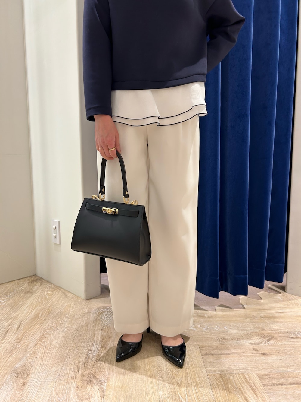「春コーデ、お出かけコーデ、パンツコーデ、大人可愛い、春服、オーガンジー、オンオフ兼用、学校、学校行事、セレモニー、セレモニーコーデ、きれいめ、キレイめコーデ、ネイビー、ネイビー×ホワイト」｜「NOLLEY’S Sophiのダンボール×オーガンジーブラウス（シャツ/ブラウス、ブルー系）」を使った、sachirinさん（レディース・153cm）の春コーディネートの4枚目の写真