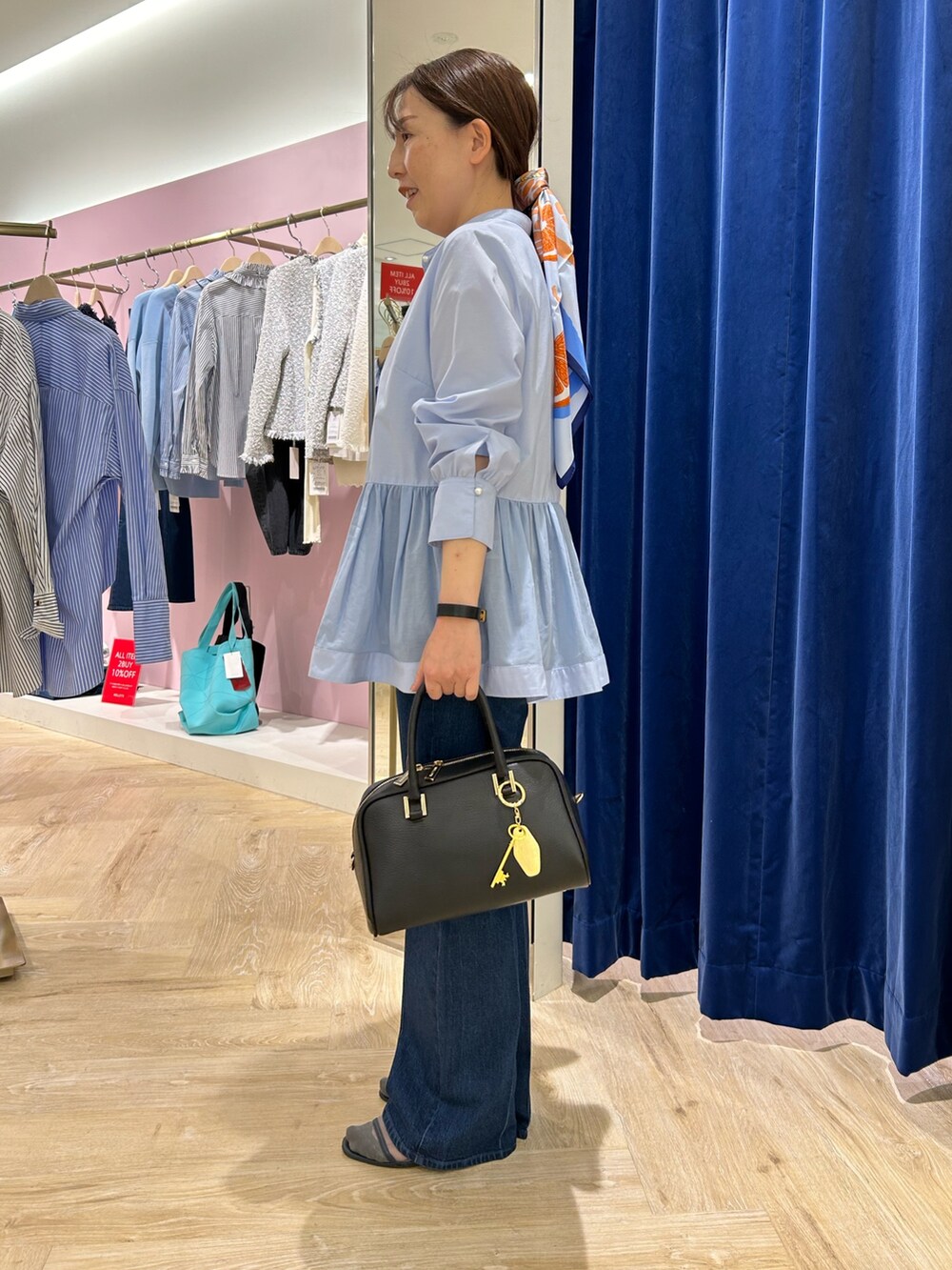 「デニム、デニムパンツ、デニムコーデ、ブラウス、ブラウス×デニム、ブラウスコーデ、ブルー、ブルーコーデ、ワントーン、ワントーンコーデ、ペプラム、ぺプラムトップス、パールボタン、きれいめカジュアル、大人カジュアル」｜「NOLLEY’S Sophiのシアーコンビペプラムブラウス（シャツ/ブラウス、ブルー系）」を使った、sachirinさん（レディース・153cm）の冬コーディネートの3枚目の写真