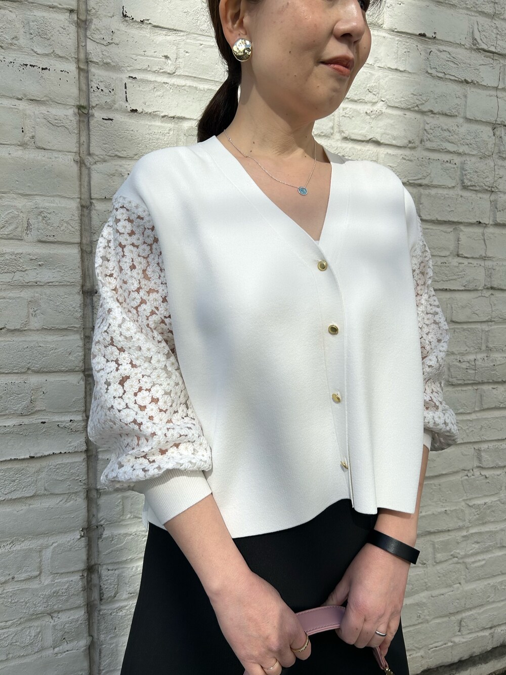 「カーディガン、カーディガンコーデ、ホワイト×ブラック、white×black、シアー、刺繍カーディガン、華やぎトップス、大人可愛い、大人可愛いナチュラル、ショート、ショート丈トップス、きれいめカジュアル」｜「NOLLEY’Sの《手洗い可能》袖フラワー刺繍生地Vネックカーディガン（カーディガン/ボレロ、ホワイト系）」を使った、sachirinさん（レディース・153cm）の春コーディネートの4枚目の写真