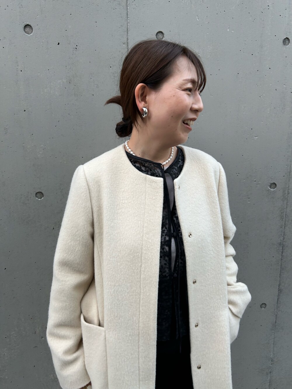 「ホワイトコーデ、クリスマスに着たい服、アウター、アウターコーデ、ウールコート、ノーカラーコート、ホリデーコーデ、お出かけコーデ、40代ファッション、40代コーデ、きれいめコーデ、スパンコール、スパンコールバック」｜「NOLLEY’Sのノーカラーシャギーコート（ノーカラーコート、ホワイト系）」を使った、sachirinさん（レディース・153cm）の冬コーディネートの2枚目の写真