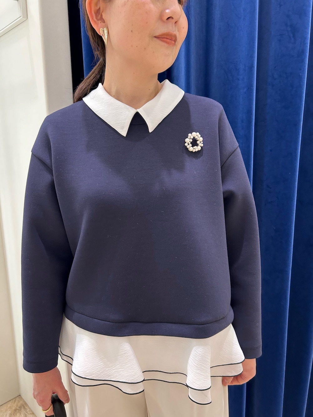 「春コーデ、お出かけコーデ、パンツコーデ、大人可愛い、春服、オーガンジー、オンオフ兼用、学校、学校行事、セレモニー、セレモニーコーデ、きれいめ、キレイめコーデ、ネイビー、ネイビー×ホワイト」｜「NOLLEY’S Sophiのダンボール×オーガンジーブラウス（シャツ/ブラウス、ブルー系）」を使った、sachirinさん（レディース・153cm）の春コーディネートの3枚目の写真