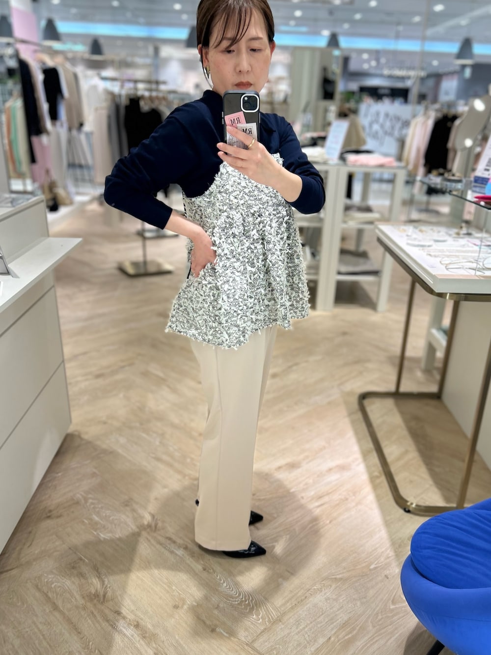 「パンツ、パンツスタイル、パンツコーデ、美脚、美脚効果、美脚パンツ、きれいめカジュアル、キレイめカジュアル、キャミブラウス、華やぎトップス、お出かけコーデ」｜「NOLLEY’S Sophiのフェザーカラミキャミブラウス（シャツ/ブラウス、ホワイト系）」を使った、sachirinさん（レディース・153cm）の春コーディネートの3枚目の写真