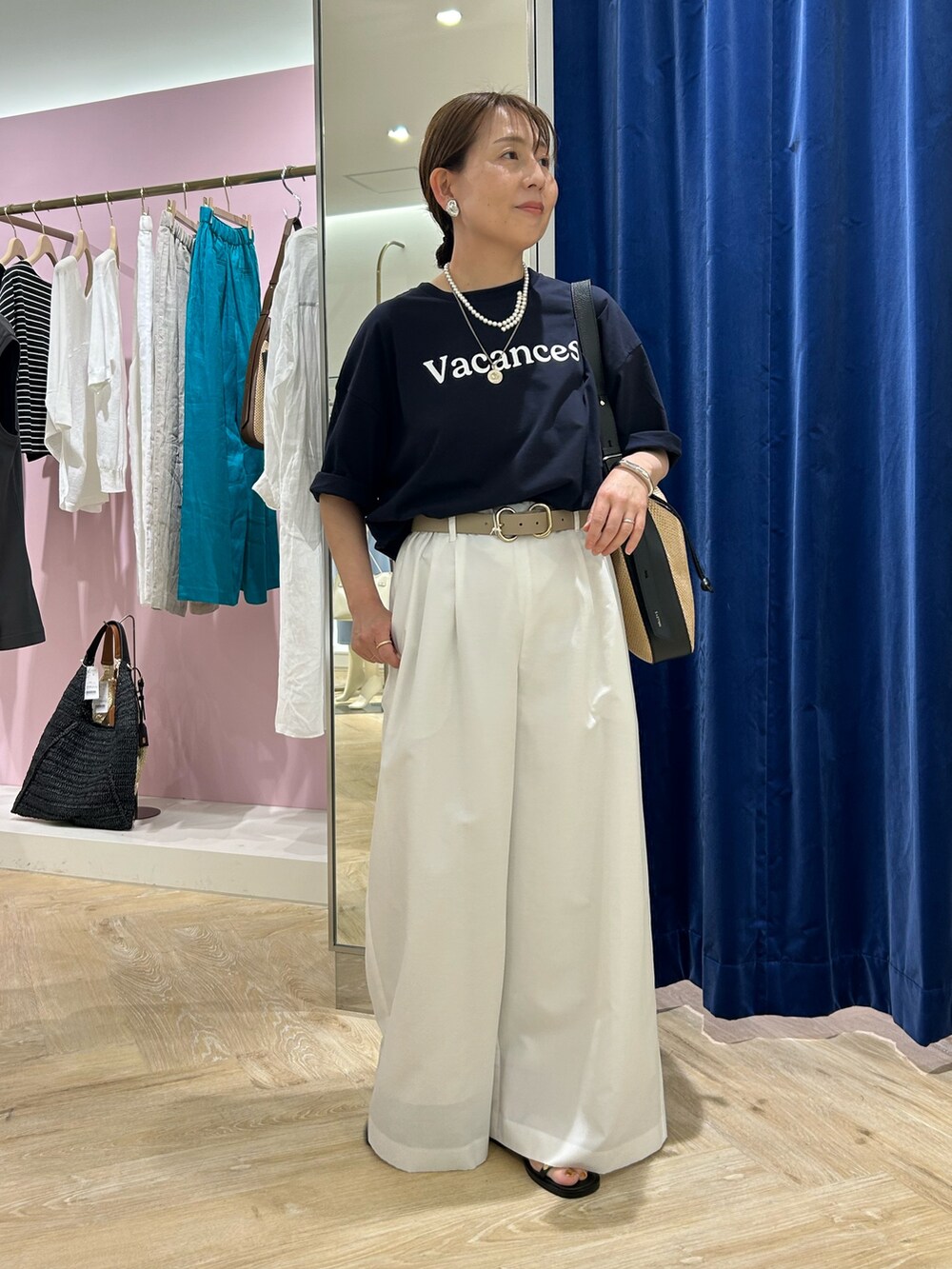 「スポーツミックス、サンダル、きれいめカジュアル、夏コーデ、シンプルスタイル、Tシャツコーデ、ママファッション、ネイビー、大人カジュアルコーデ、Tシャツ、パンツコーデ、ママコーデ」｜「NOLLEY’SのVacances Tシャツ（Tシャツ/カットソー、ブルー系）」を使った、sachirinさん（レディース・153cm）の夏コーディネートの2枚目の写真