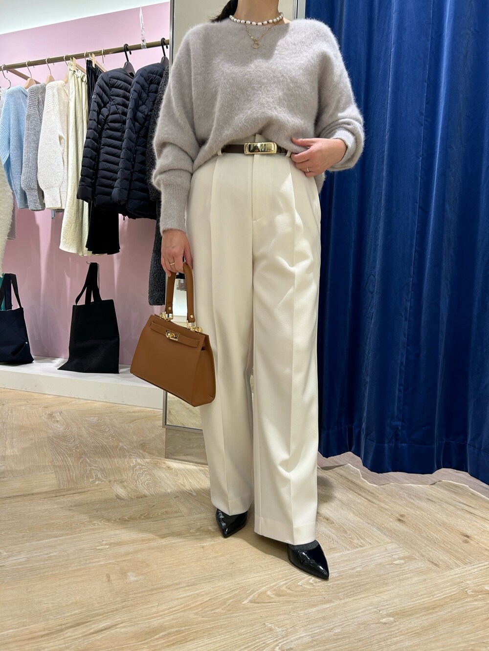 「淡色コーデ、オトナカジュアル、秋冬コーデ、今日のコーデ、レディースファッション、きれいめカジュアル、ニット、ニットコーデ、パンツ、パンツコーデ、40代ファッション」|「NOLLEY’S Sophiのウォッシャブルウール調サージワイドパンツ(その他パンツ、ホワイト系)」を使った、sachirinさん(レディース・153cm)の冬コーディネートの7枚目の写真
