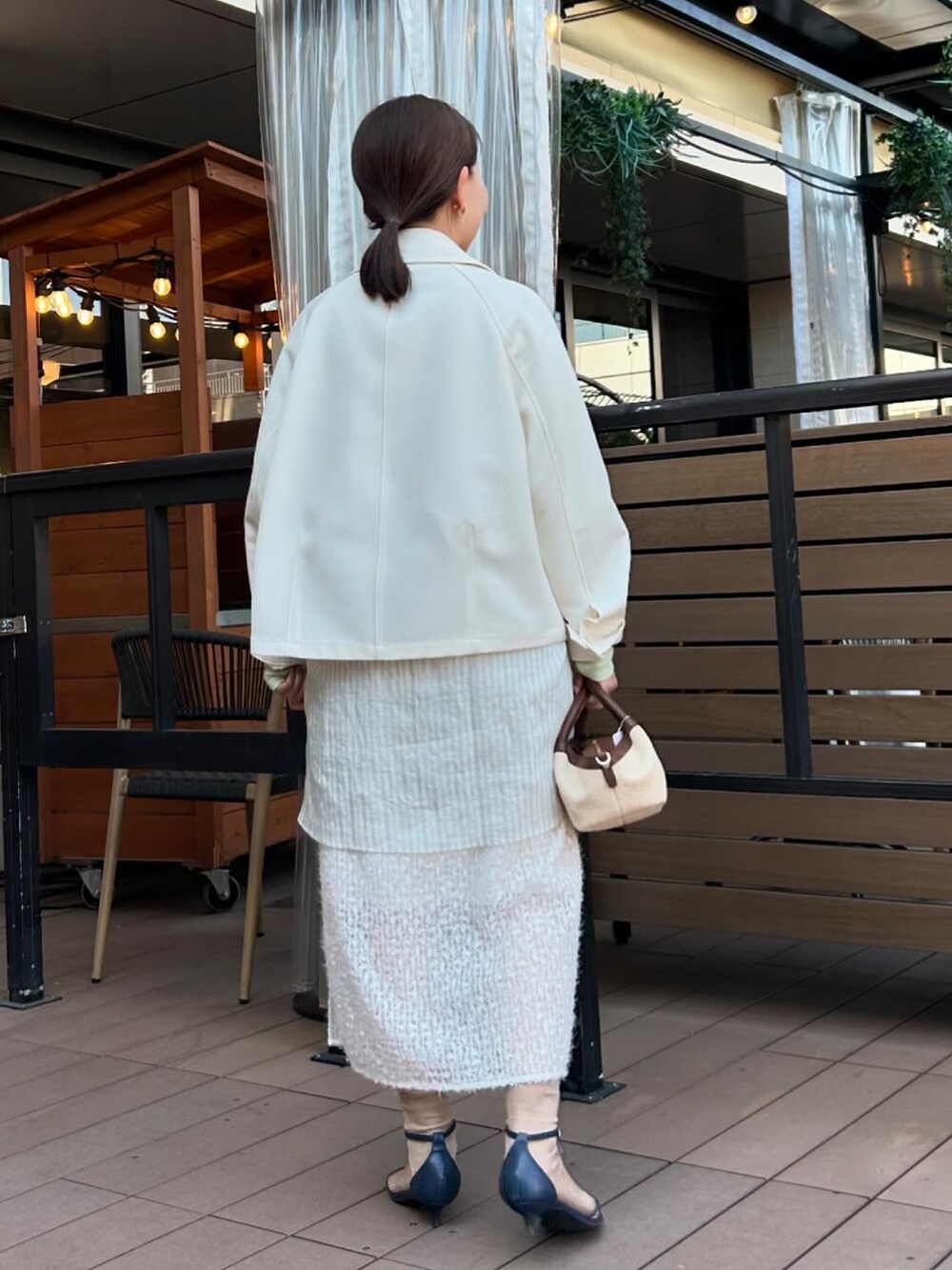 「ロンT、ブルゾン、ブルゾンコーデ、配色、レイヤードスタイル、レイヤード、ワントーン、ワントーンコーデ、春コーデ、スカート、スカートスタイル、スカートコーデ、スパンコール、チュール、チュールスカート」|「NOLLEY’S Sophiの中空チノトラペーズブルゾン(ブルゾン、ホワイト系)」を使った、sachirinさん(レディース・153cm)の春コーディネートの5枚目の写真