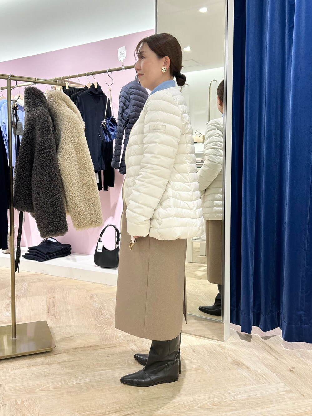 「タトラス、ダウン、ダウンコート、ホワイトアウター、ジャンスカ、ワンピース、ワンピースコーデ、カラーニット、タートルネック、きれいめカジュアル、大人カジュアル、お出かけコーデ、帰省コーデ、冬コーデ、アウター」｜「NOLLEY’S Sophiの◇【WEB限定カラーあり】《手洗い可能》ダブルジャージジャンスカ（ワンピース、グリーン系）」を使った、sachirinさん（レディース・153cm）の秋コーディネートの2枚目の写真