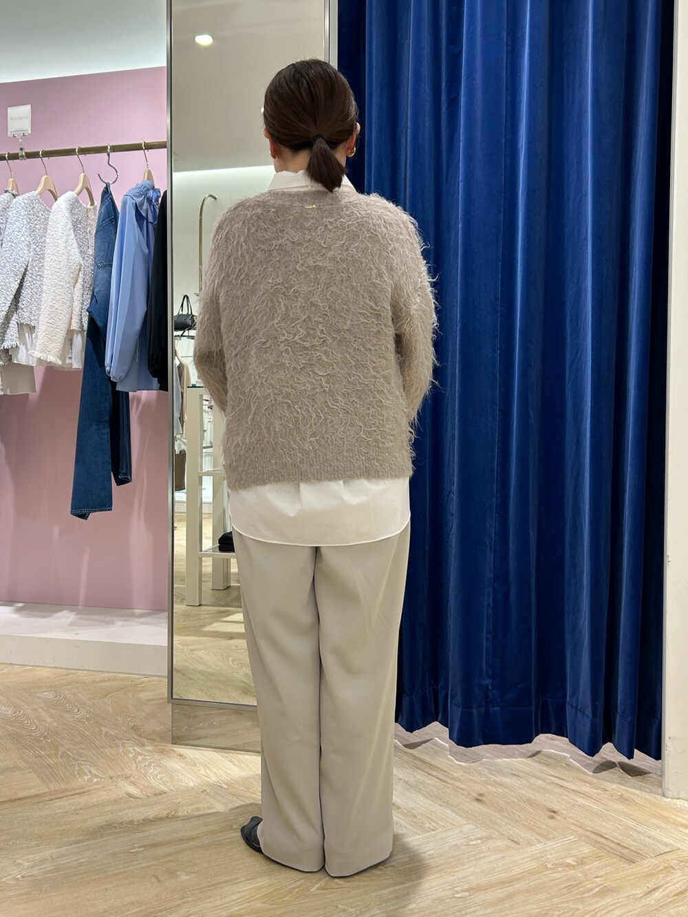「オトナカジュアル、秋冬コーデ、着回しコーデ、レディースファッション、ママファッション、ワントーン、ワントーンコーデ、ベージュ、ベージュコーデ、パンツスタイル、パンツコーデ、カーディガン、きれいめカジュアル、ボウタイ、ボウタイブラウス」｜「NOLLEY’S Sophiのタイ付オーバーシャツ（シャツ/ブラウス、ホワイト系）」を使った、sachirinさん（レディース・153cm）の冬コーディネートの3枚目の写真