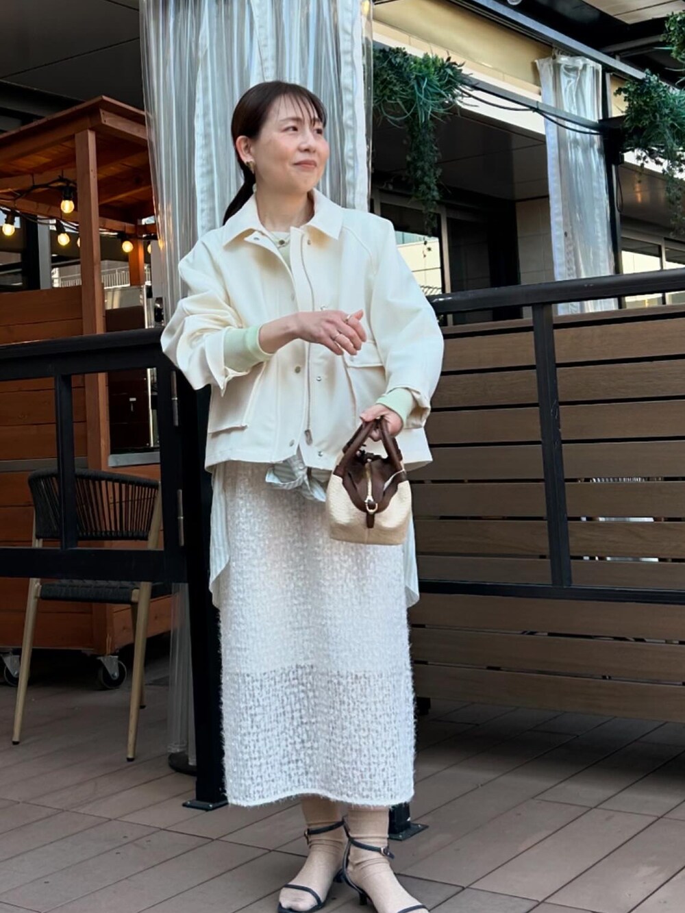 「ロンT、ブルゾン、ブルゾンコーデ、配色、レイヤードスタイル、レイヤード、ワントーン、ワントーンコーデ、春コーデ、スカート、スカートスタイル、スカートコーデ、スパンコール、チュール、チュールスカート」|「NOLLEY’S Sophiの中空チノトラペーズブルゾン(ブルゾン、ホワイト系)」を使った、sachirinさん(レディース・153cm)の春コーディネートの6枚目の写真