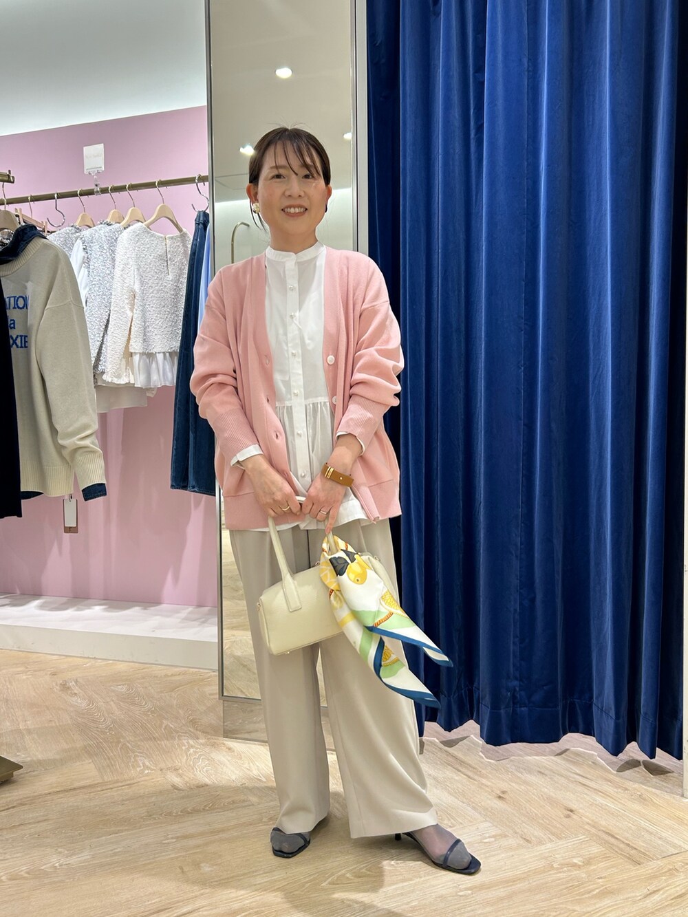 「きれいめカジュアル、カーディガン、ブラウス、ブラウスコーデ、ピンク、ワントーン、ベージュワントーンコーデ、着回しコーデ、オフィスカジュアル、春の新作、ぺプラムトップス、パンツコーデ、真冬のあったかスタイル」｜「NOLLEY’S Sophiのシアーコンビペプラムブラウス（シャツ/ブラウス、ホワイト系）」を使った、sachirinさん（レディース・153cm）の冬コーディネートの4枚目の写真