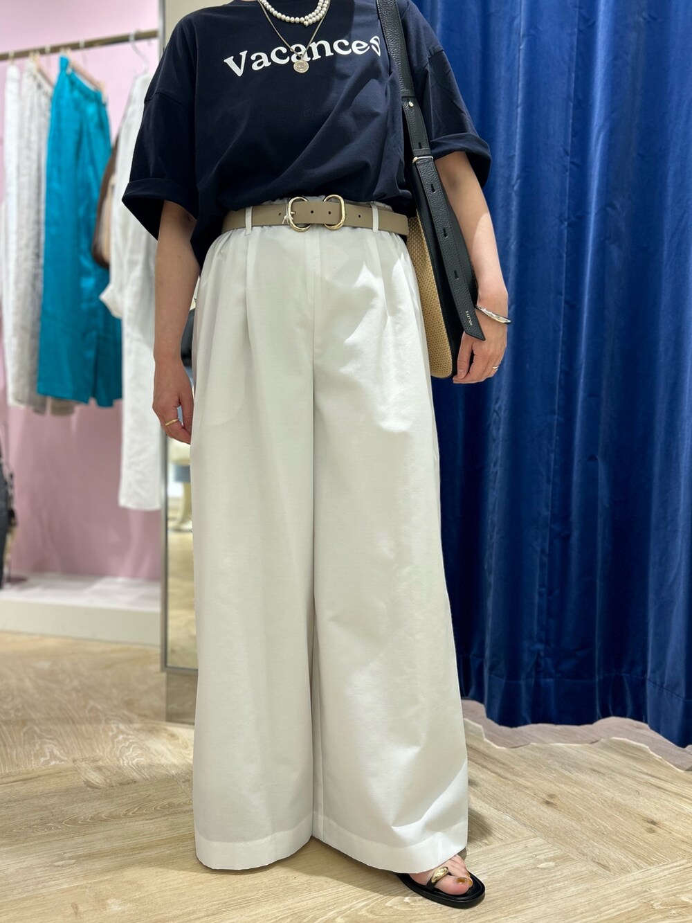 「スポーツミックス、サンダル、きれいめカジュアル、夏コーデ、シンプルスタイル、Tシャツコーデ、ママファッション、ネイビー、大人カジュアルコーデ、Tシャツ、パンツコーデ、ママコーデ」｜「NOLLEY’SのVacances Tシャツ（Tシャツ/カットソー、ブルー系）」を使った、sachirinさん（レディース・153cm）の夏コーディネートの4枚目の写真