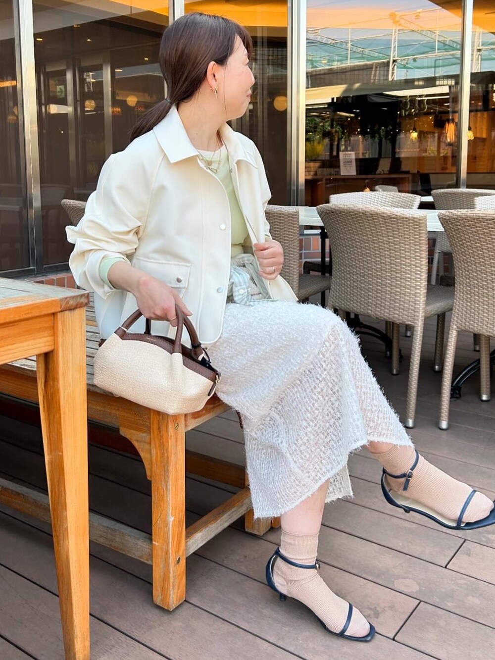 「ロンT、ブルゾン、ブルゾンコーデ、配色、レイヤードスタイル、レイヤード、ワントーン、ワントーンコーデ、春コーデ、スカート、スカートスタイル、スカートコーデ、スパンコール、チュール、チュールスカート」|「NOLLEY’S Sophiの中空チノトラペーズブルゾン(ブルゾン、ホワイト系)」を使った、sachirinさん(レディース・153cm)の春コーディネートの3枚目の写真