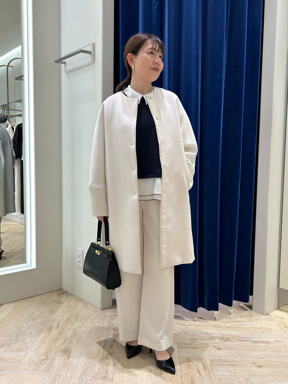 「春コーデ、お出かけコーデ、パンツコーデ、大人可愛い、春服、オーガンジー、オンオフ兼用、学校、学校行事、セレモニー、セレモニーコーデ、きれいめ、キレイめコーデ、ネイビー、ネイビー×ホワイト」｜「NOLLEY’S Sophiのダンボール×オーガンジーブラウス（シャツ/ブラウス、ブルー系）」を使った、sachirinさん（レディース・153cm）の春コーディネートの5枚目の写真