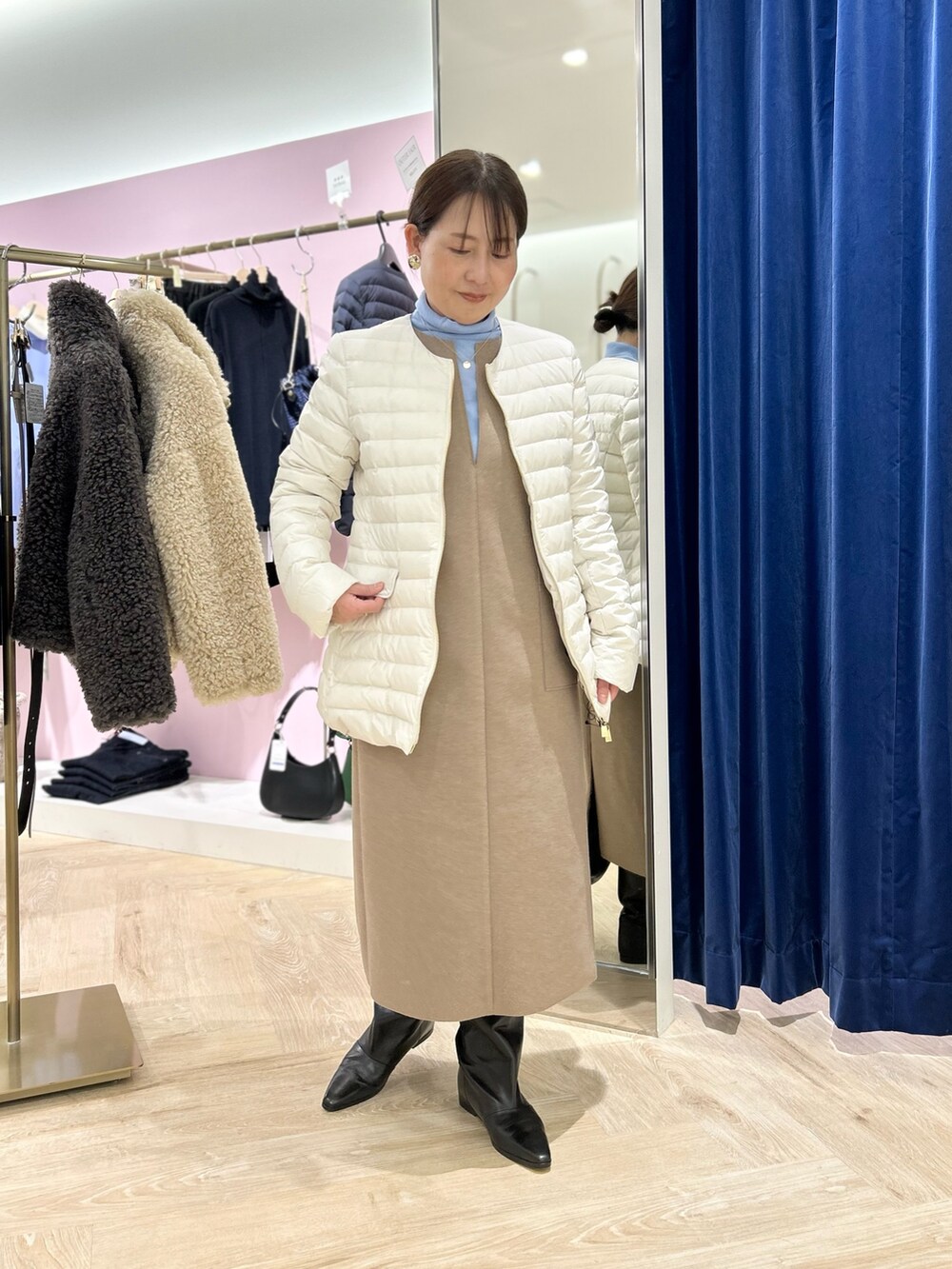 「タトラス、ダウン、ダウンコート、ホワイトアウター、ジャンスカ、ワンピース、ワンピースコーデ、カラーニット、タートルネック、きれいめカジュアル、大人カジュアル、お出かけコーデ、帰省コーデ、冬コーデ、アウター」｜「NOLLEY’S Sophiの◇【WEB限定カラーあり】《手洗い可能》ダブルジャージジャンスカ（ワンピース、グリーン系）」を使った、sachirinさん（レディース・153cm）の秋コーディネートの4枚目の写真