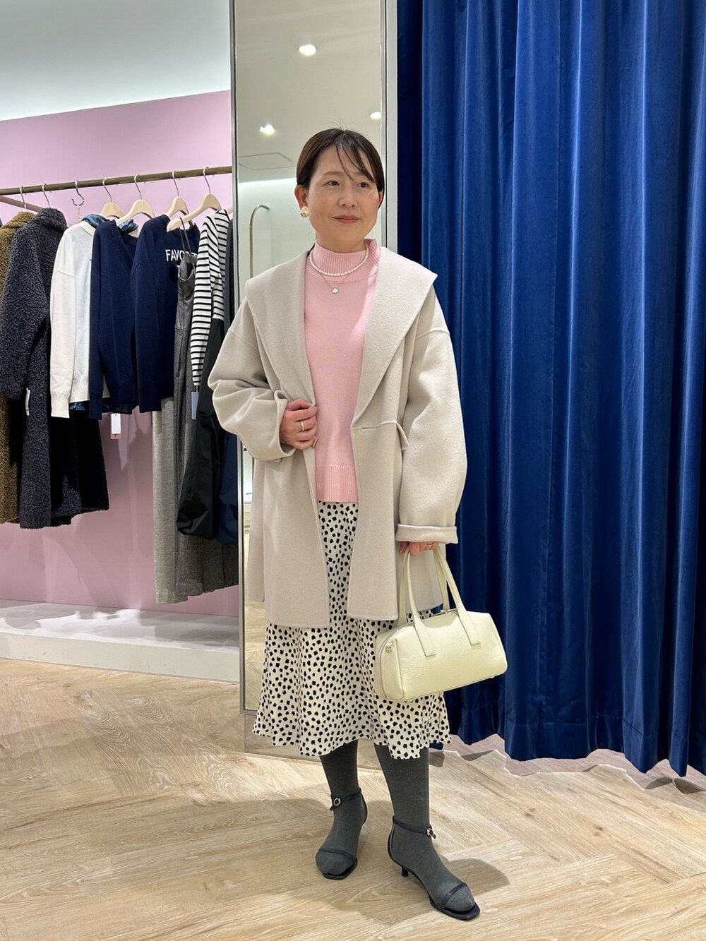 「冬のコーデ、低身長女子、ワントーンコーデ、きれいめカジュアル、カラーニット、ニット、ニットコーデ、アウター、リバーコート、ハーフコート、お出かけコーデ、新年会、ピンク、ピンクニット」｜「NOLLEY’S Sophiの◇【WEB限定カラーあり】SUPER140リバーショールコート 24AW（ダッフルコート、ベージュ系）」を使った、sachirinさん（レディース・153cm）の冬コーディネートの5枚目の写真