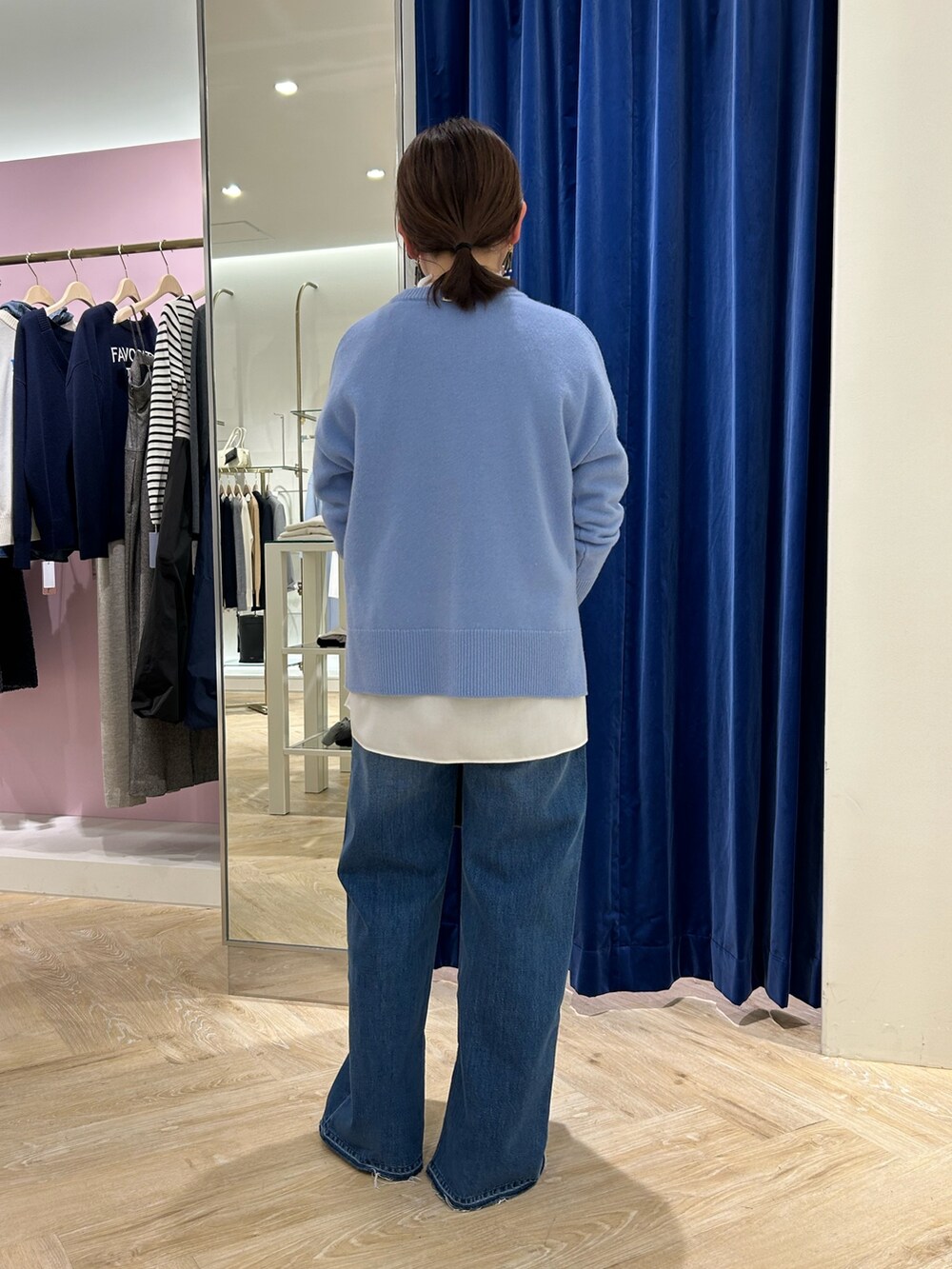 「休日スタイル、楽チンコーデ、冬服コーデ、パンツスタイル、オトナ女子、デニム、着回しコーデ、ニットコーデ、今日のコーデ、ブルー、大人カジュアル、デニムコーデ、レイヤード、レイヤードスタイル」｜「Rie Millerの【RM denim】スリットフレアハイウエストデニム（デニムパンツ、ブルー系）」を使った、sachirinさん（レディース・153cm）の冬コーディネートの3枚目の写真