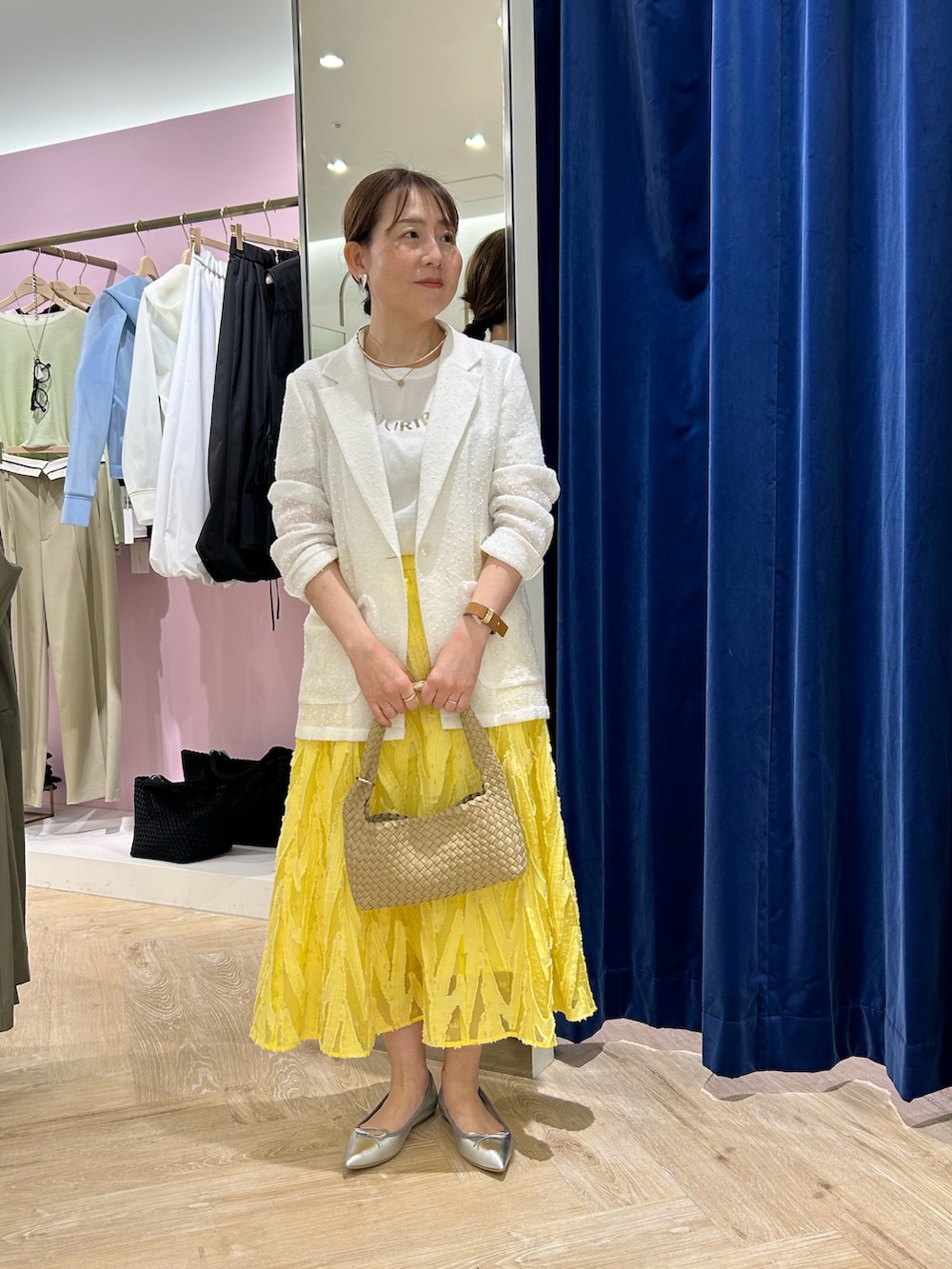 「ホワイト、ジャケット、ジャケットコーデ、カーディガン、カーディガンコーデ、ホワイト×イエロー、きれいめ、きれいめカジュアル、キレイめカジュアル、スカート、スカートコーデ、フレアスカート、春夏、春夏コーデ、Tシャツ」｜「NOLLEY’S Sophiのフラッグカラミテーラードジャケット（テーラードジャケット、ホワイト系）」を使った、sachirinさん（レディース・153cm）の春コーディネートの2枚目の写真