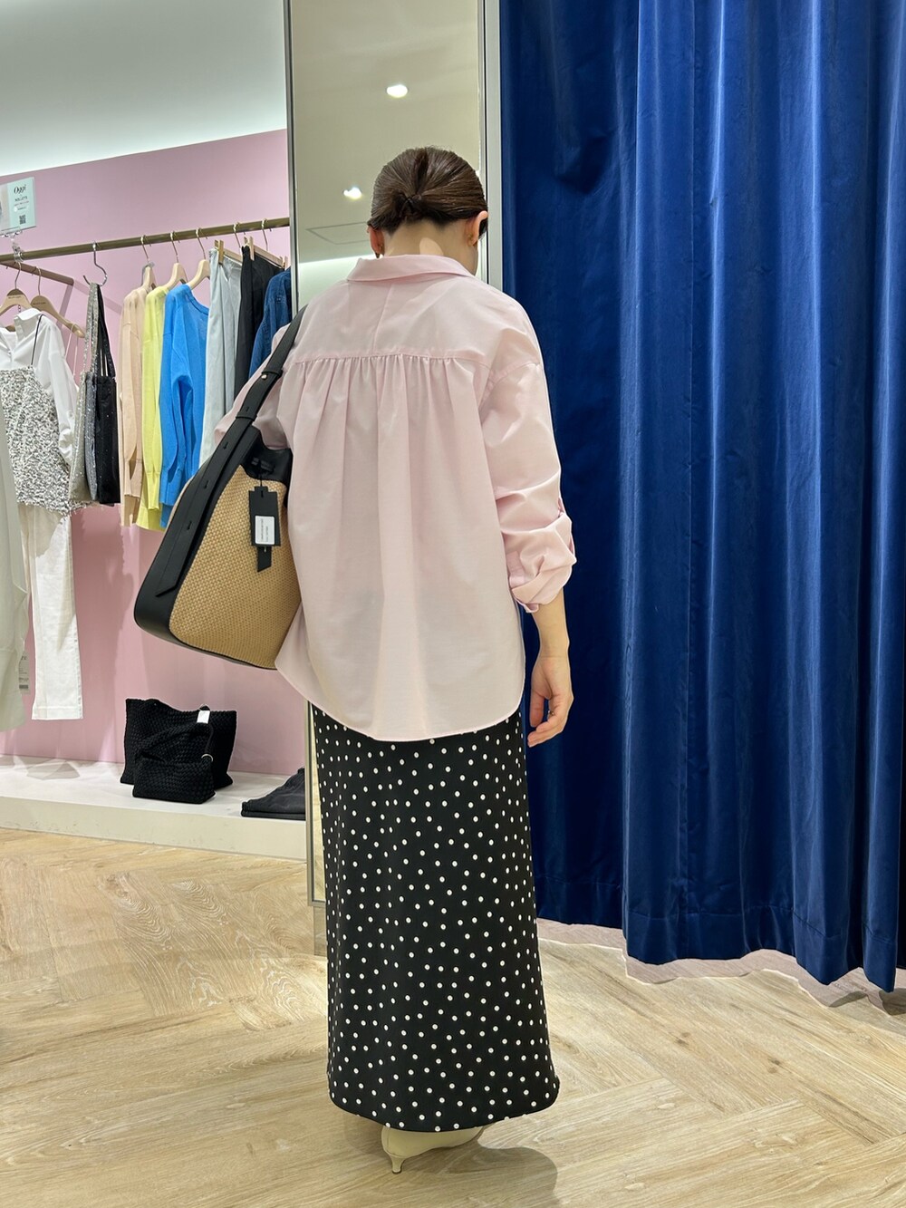 「大人カジュアル、シンプルスタイル、大人かわいい、夏、シャツコーデ、低身長女子、ラクチンコーデ、今日のコーデ、ドット、ドット柄、ドットスカート、ピンク、ピンク×ブラック、きちんとカジュアル、きれいめカジュアル」｜「NOLLEY’S Sophiのウォッシャブルドットサテンナロースカート（スカート、ブラック系）」を使った、sachirinさん（レディース・153cm）の春コーディネートの3枚目の写真