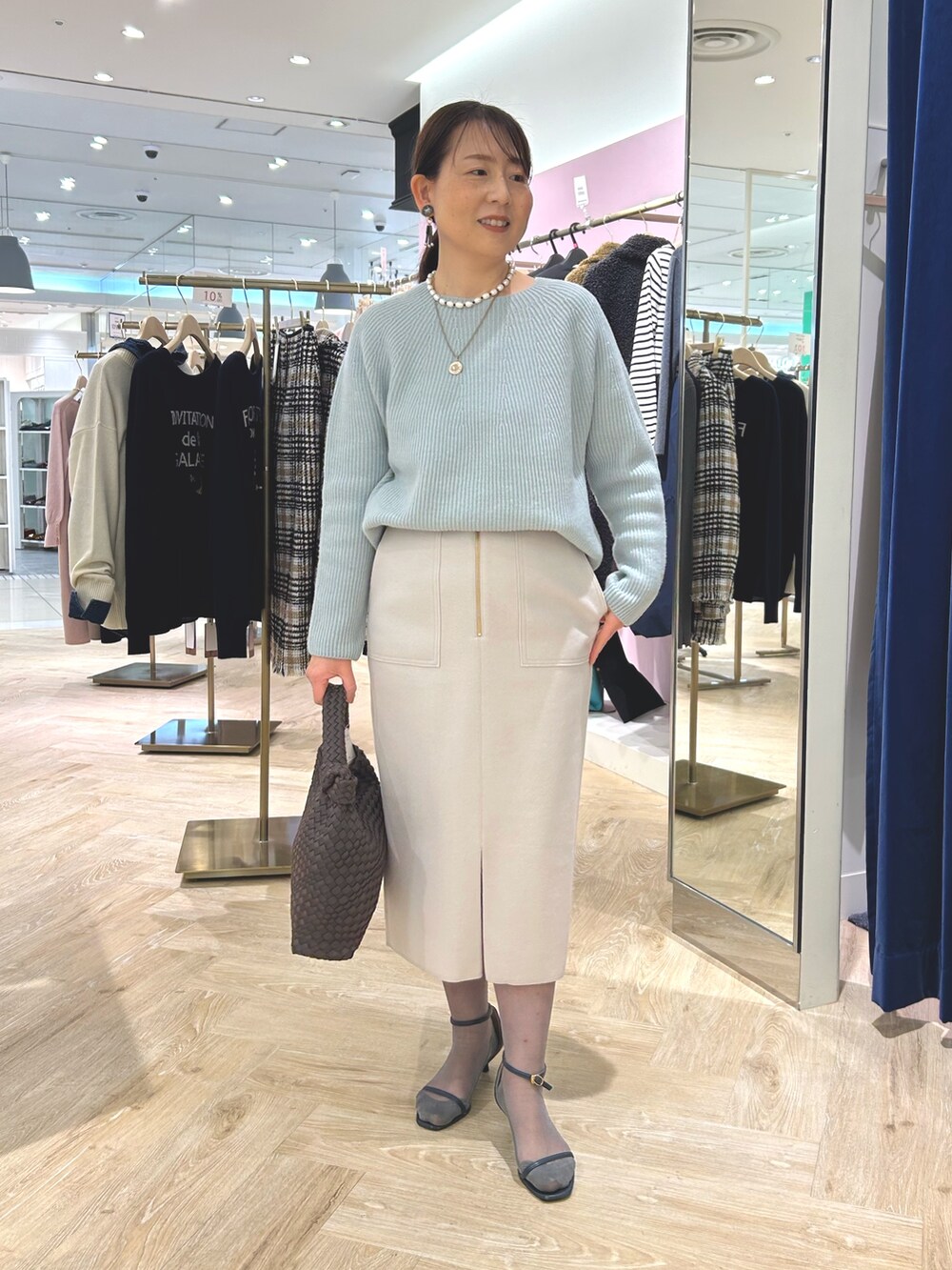 「冬のコーデ、キレイめカジュアル、お出かけコーデ、着回しコーデ、レディースファッション、低身長女子、ニット、カラーニット、カラーニットコーデ、オンオフコーデ、通勤コーデ、スカートコーデ、スカート」｜「NOLLEY’S Sophiのウォッシャブルダブルジャージハーフジップタイトスカート（スカート、ベージュ系）」を使った、sachirinさん（レディース・153cm）の冬コーディネートの2枚目の写真