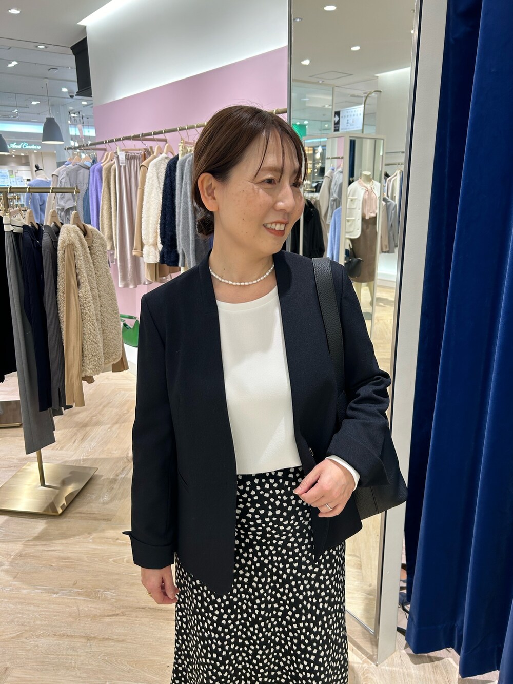 「ジャケット、ジャケットコーデ、ノーカラージャケット、お出かけコーデ、スカート、スカートコーデ、ドット、ドット柄、ドット柄スカート、イベントコーデ、通勤コーデ、きれいめコーディネート」｜「NOLLEY’S Sophiのウォッシャブル変形ドットプリントミディフレアスカート（スカート、ブラック系）」を使った、sachirinさん（レディース・153cm）の秋コーディネートの3枚目の写真