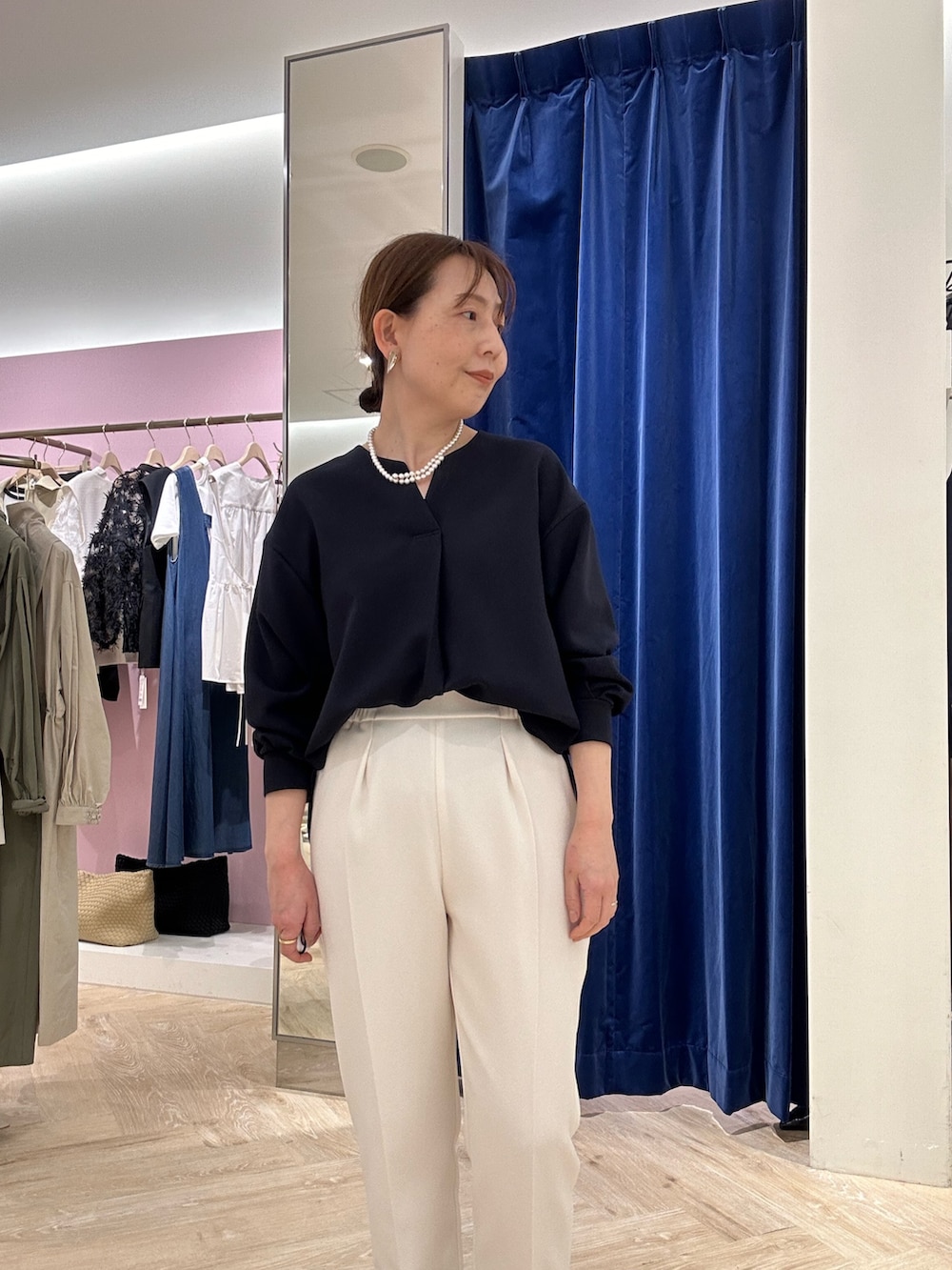 「ジャケット、パンツ、パンツスタイル、パンツコーデ、オンオフ、オンオフ兼用、オンオフスタイル、オンオフコーデ、通勤、通勤コーデ、通勤スタイル、ネイビー、ネイビー×ホワイト、セレモニーコーデ、セレモニー」｜「NOLLEY’S Sophiのアムンゼンキーネックブラウス（シャツ/ブラウス、ブルー系）」を使った、sachirinさん（レディース・153cm）の春コーディネートの2枚目の写真