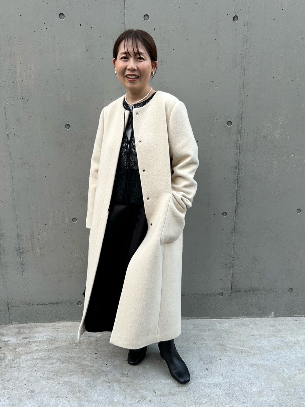 「ホワイトコーデ、クリスマスに着たい服、アウター、アウターコーデ、ウールコート、ノーカラーコート、ホリデーコーデ、お出かけコーデ、40代ファッション、40代コーデ、きれいめコーデ、スパンコール、スパンコールバック」｜「NOLLEY’Sのノーカラーシャギーコート（ノーカラーコート、ホワイト系）」を使った、sachirinさん（レディース・153cm）の冬コーディネートの3枚目の写真