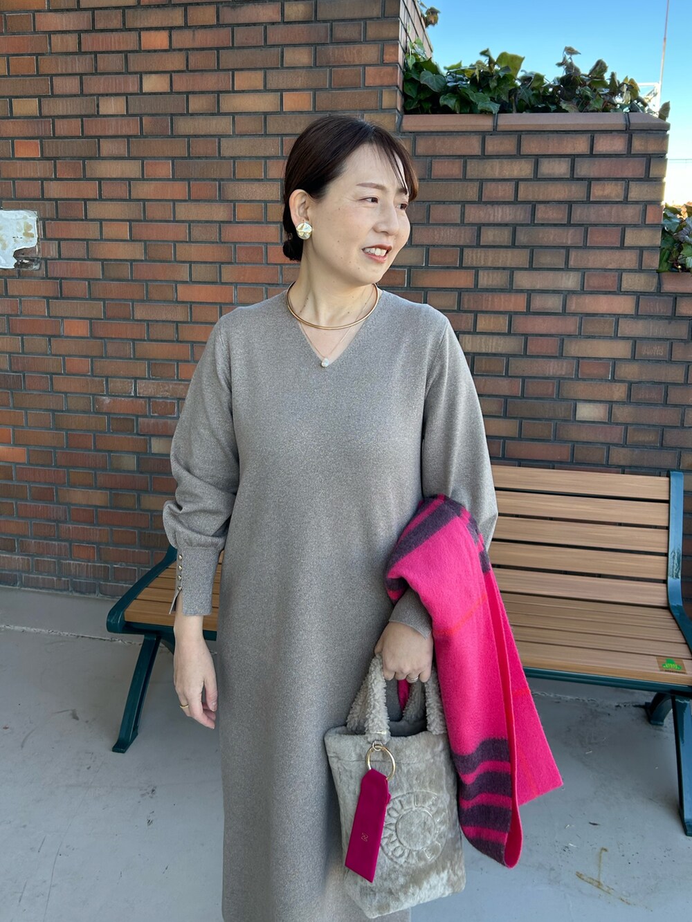「冬コーデ、クリスマスに着たい服、ワンピース、ワンピースコーデ、きれいめカジュアル、お出かけコーデ、キャメル、ピンク小物、ホリデースタイル、ラメ、大人カジュアル」|「CORSO ROMA,9の【CORSO ROMA 9/コルソローマノーヴェ】インヒールロングブーツ(ブーツ、ブラック系)」を使った、sachirinさん(レディース・153cm)の冬コーディネートの5枚目の写真