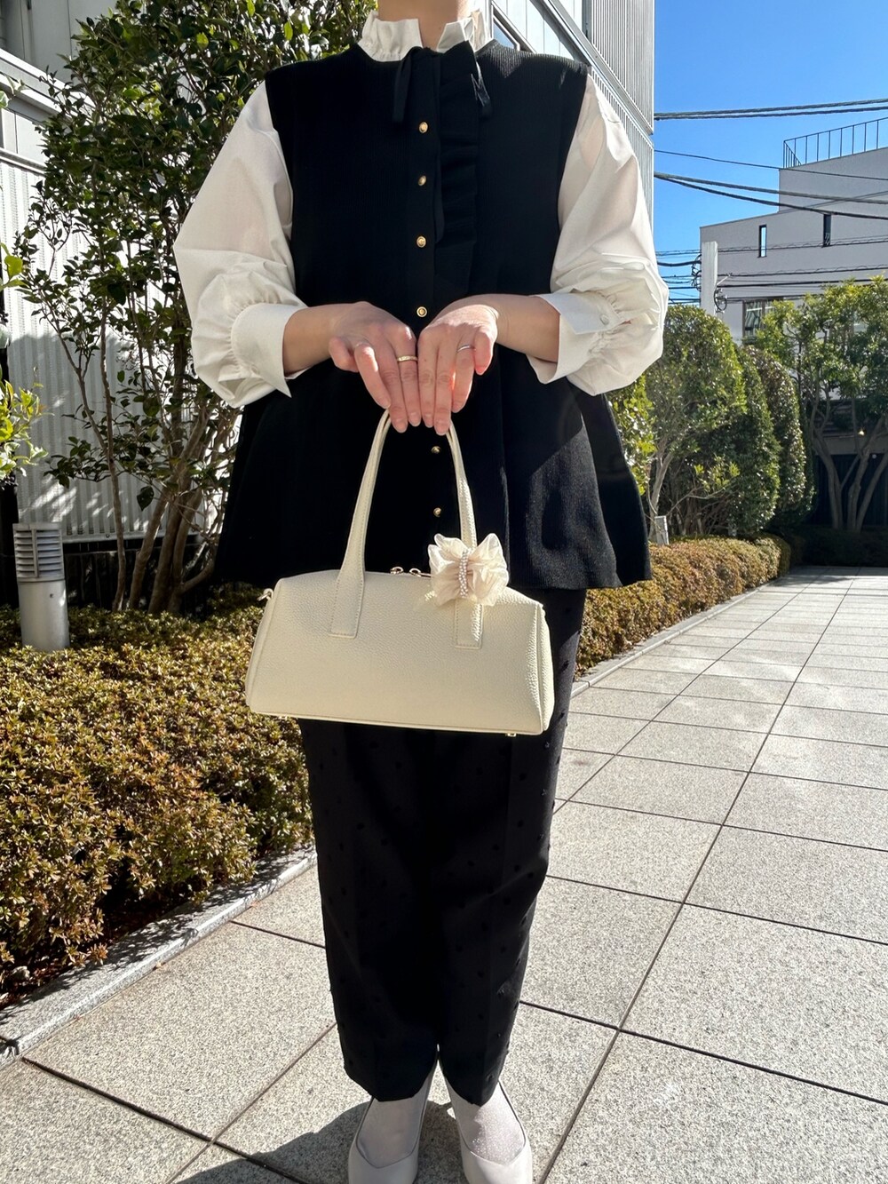 「セレモニー、セレモニーコーデ、セレモニースタイル、オケージョン、オケージョンスタイル、卒業式、卒業式コーデ、入学式、入学式コーデ、ブラック、ブラックコーデ、ベスト、ベストコーデ、大人可愛い、ジレ」｜「NOLLEY’Sのフリル衿シャツ（シャツ/ブラウス、ホワイト系）」を使った、sachirinさん（レディース・153cm）の冬コーディネートの3枚目の写真