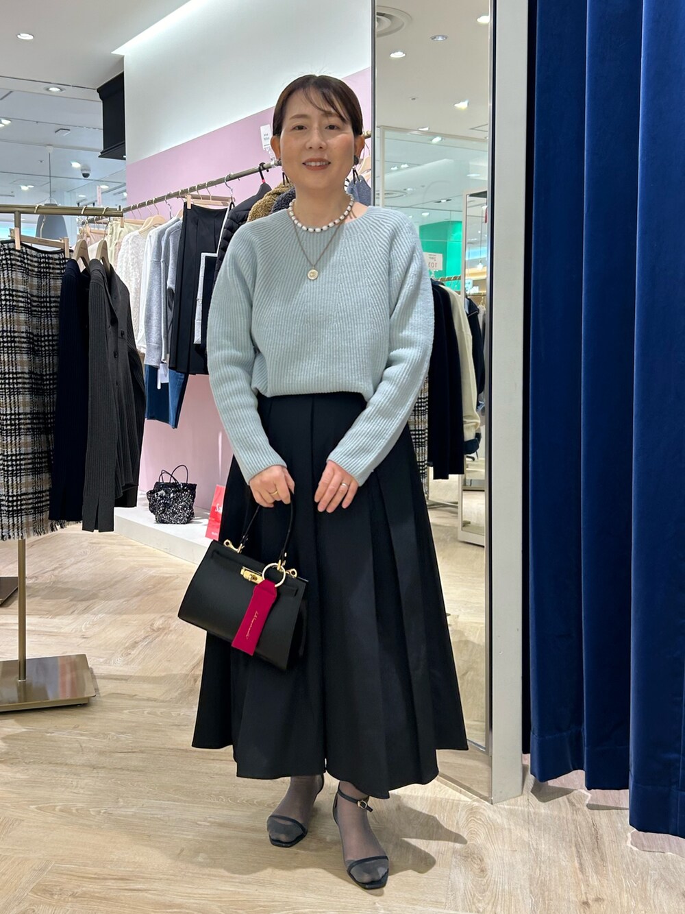 「秋冬コーデ、大人かわいい、あったかコーデ、きれいめコーディネート、ニット/セーター、シンフルコーデ、タトラス、タトラス別注、ブラックコーデ、きれいめカジュアル、ダウン、ダウンコート、ミントグリーン」｜「TATRASの【TATRAS/タトラス】NOSTAノーリーズ別注 24AW（ダウンジャケット/コート、ブラック系）」を使った、sachirinさん（レディース・153cm）の冬コーディネートの4枚目の写真