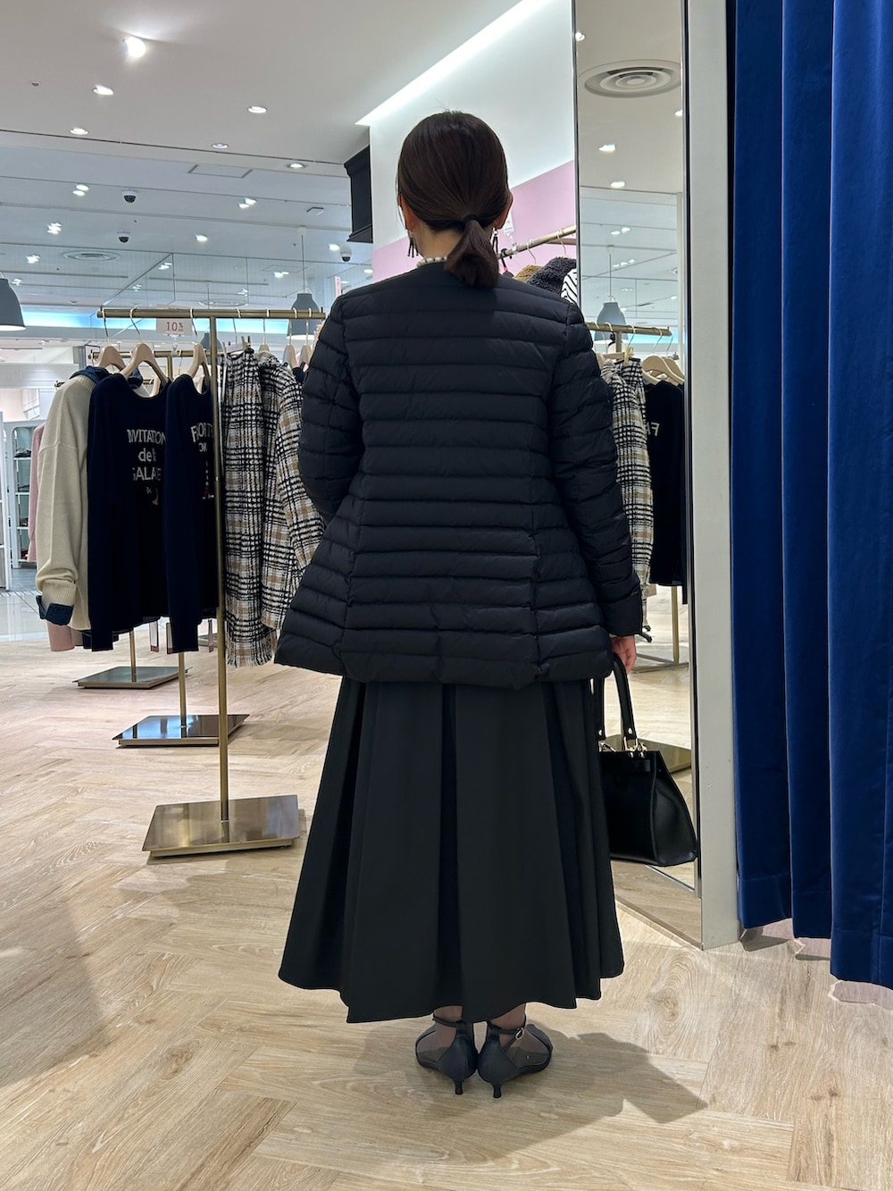 「秋冬コーデ、大人かわいい、あったかコーデ、きれいめコーディネート、ニット/セーター、シンフルコーデ、タトラス、タトラス別注、ブラックコーデ、きれいめカジュアル、ダウン、ダウンコート、ミントグリーン」｜「TATRASの【TATRAS/タトラス】NOSTAノーリーズ別注 24AW（ダウンジャケット/コート、ブラック系）」を使った、sachirinさん（レディース・153cm）の冬コーディネートの2枚目の写真