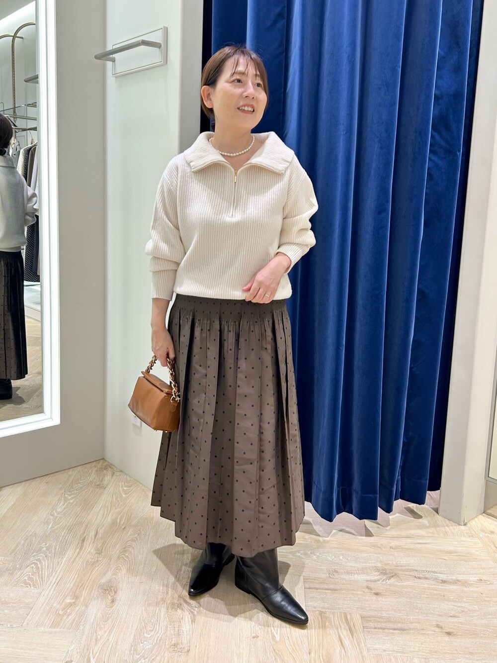 「ニット、レイヤードスタイル、ハーフジップ、ワントーンコーデ、リバーコート、コート、アウター、ベージュ、キャメル、ドット、ドットスカート、アウターコーデ、スカートコーデ、きれいめカジュアル、大人カジュアル」|「NOLLEY’S Sophiの◇【WEB限定カラーあり】SUPER140リバーショールコート 24AW(ダッフルコート、イエロー系)」を使った、sachirinさん(レディース・153cm)の秋コーディネートの5枚目の写真